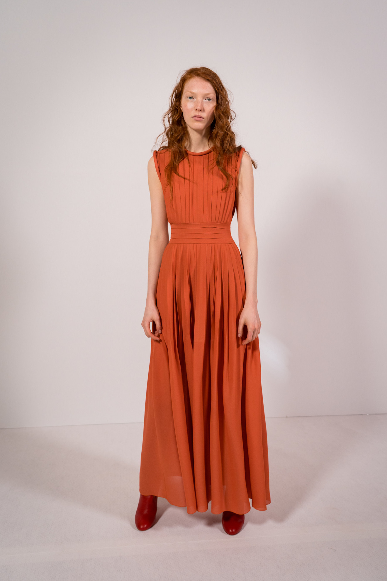 فساتين مرجانية مع الكسرات الطويلة