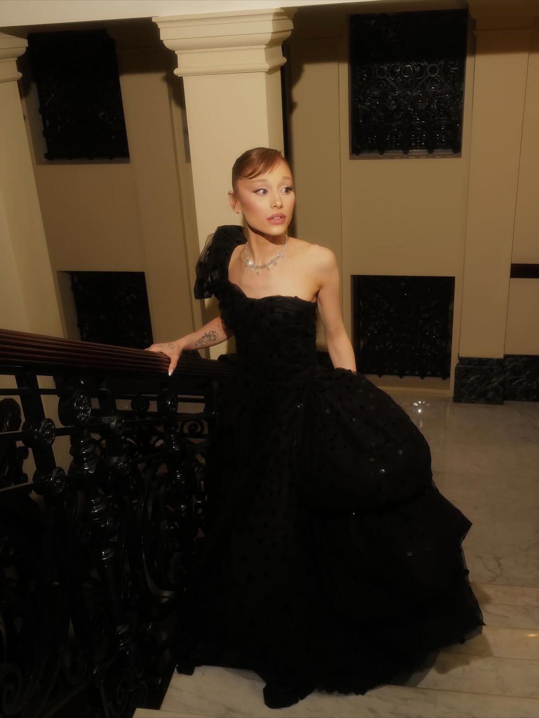 أريانا غراندي بفستان أرشيفي من تصميم "غيلبرت أدريان" Gilbert Adrian