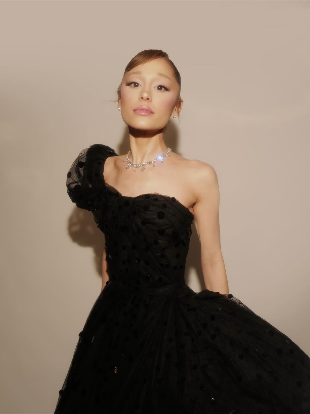 زيّنت غراندي الإطلالة بمجوهرات ألماسية براقة من Swarovski