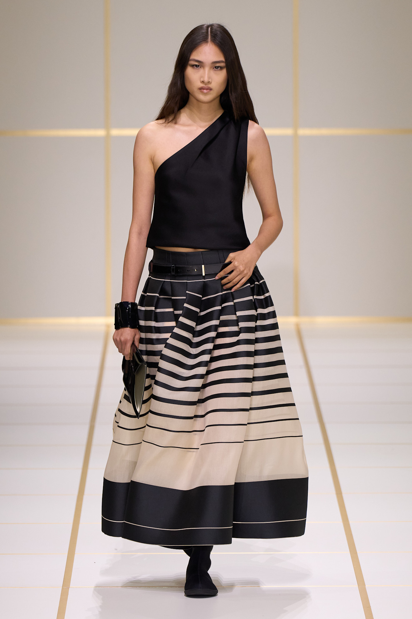  التنورة من صيحات الموضة Giorgio Armani