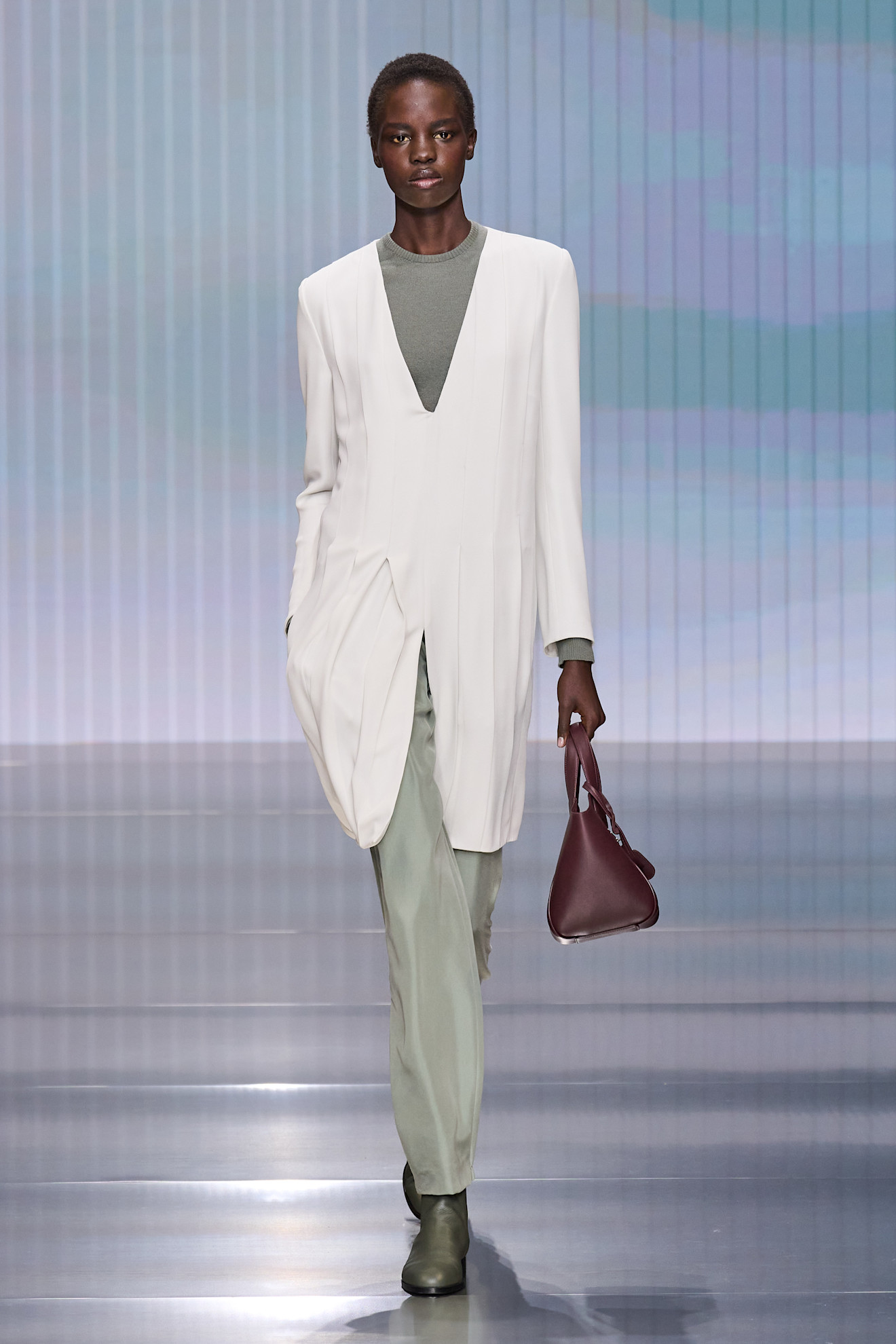 Giorgio Armani الرمادي والأبيض لونان رائعان لإطلاالت الخريف