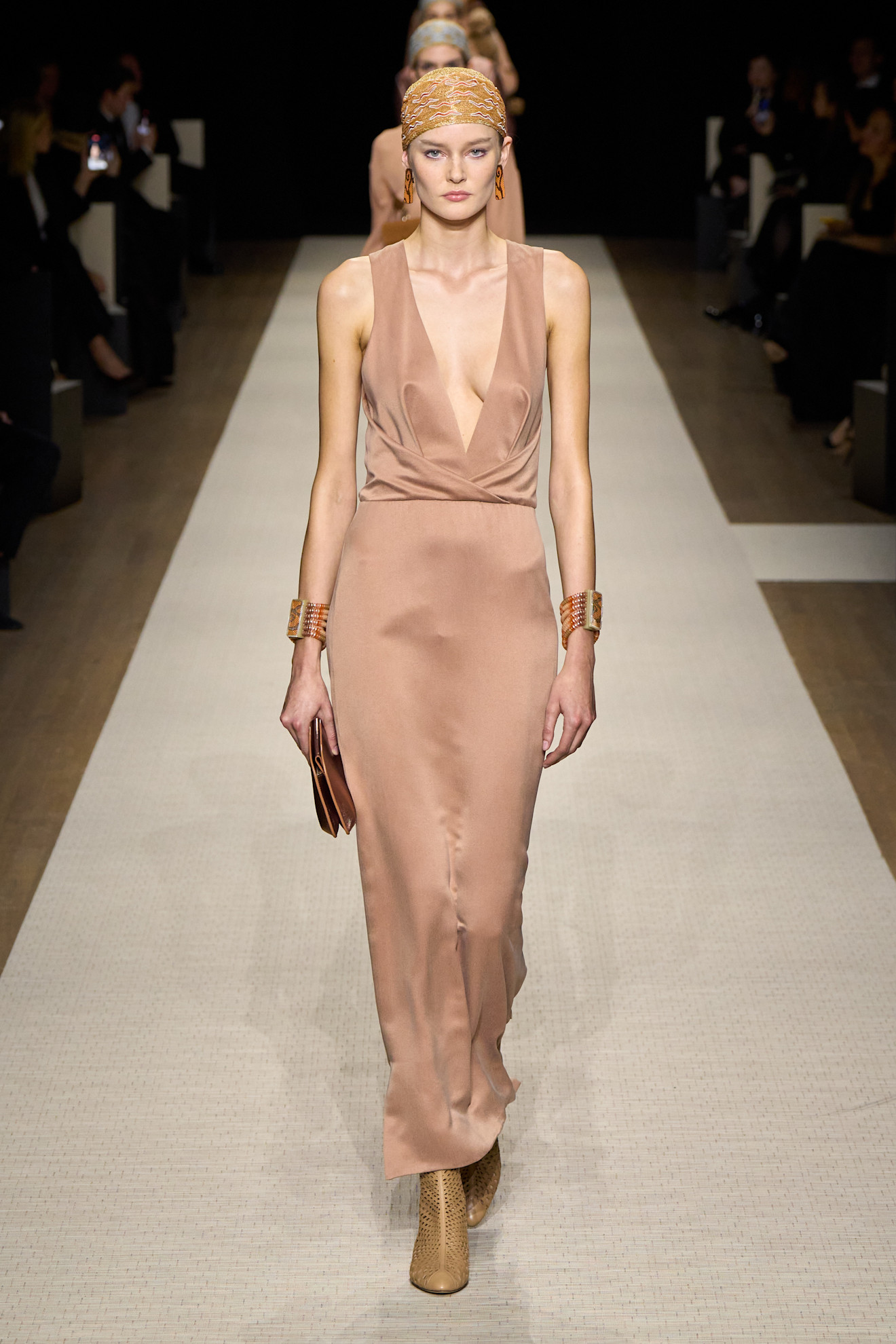 اللون الزهري الباستيل من ألوان البشرة الزيتونية Giorgio Armani