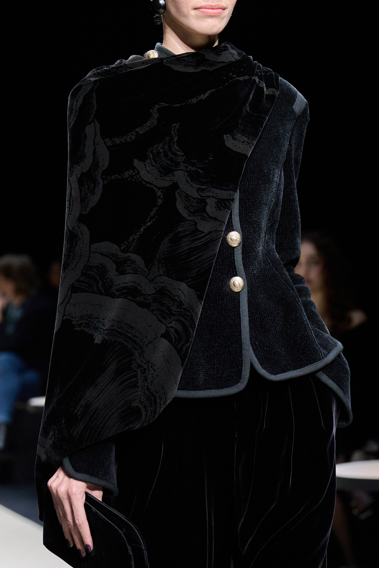 Giorgio Armani تصاميم الأوشحة الشتوية الراقية من
