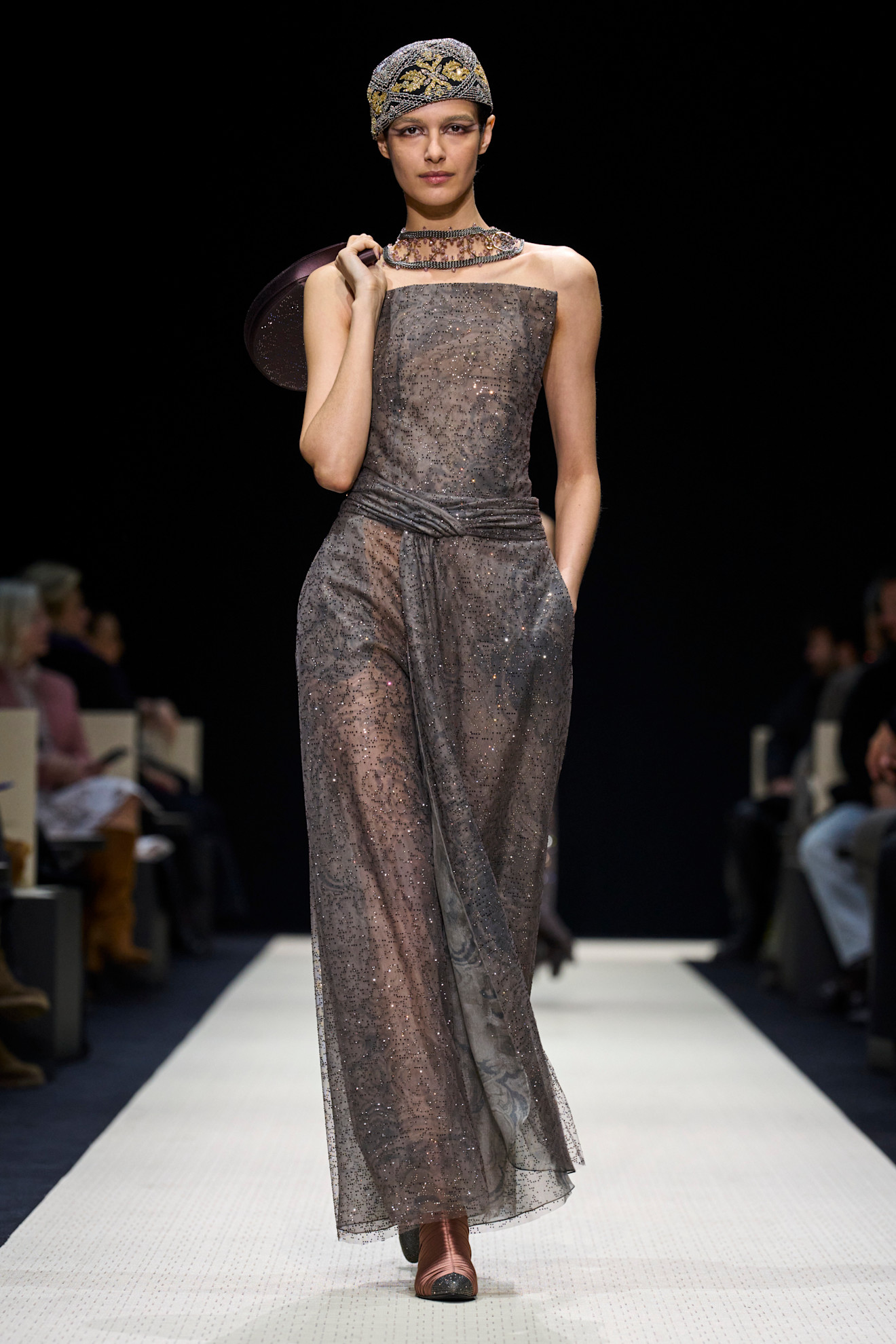Giorgio Armani تصاميم الفساتين بدون أكمام من