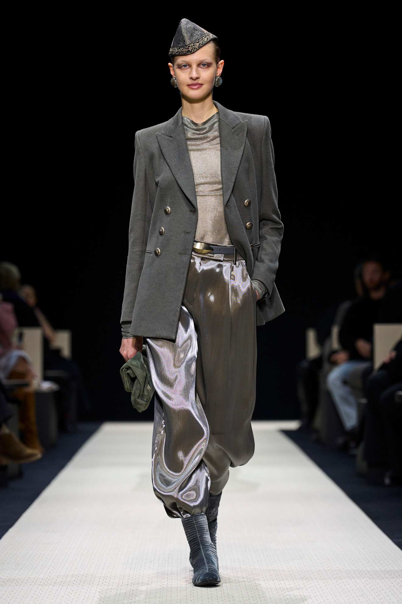 إطلالة مونوكروم باللّون الرمادي من Giorgio Armani