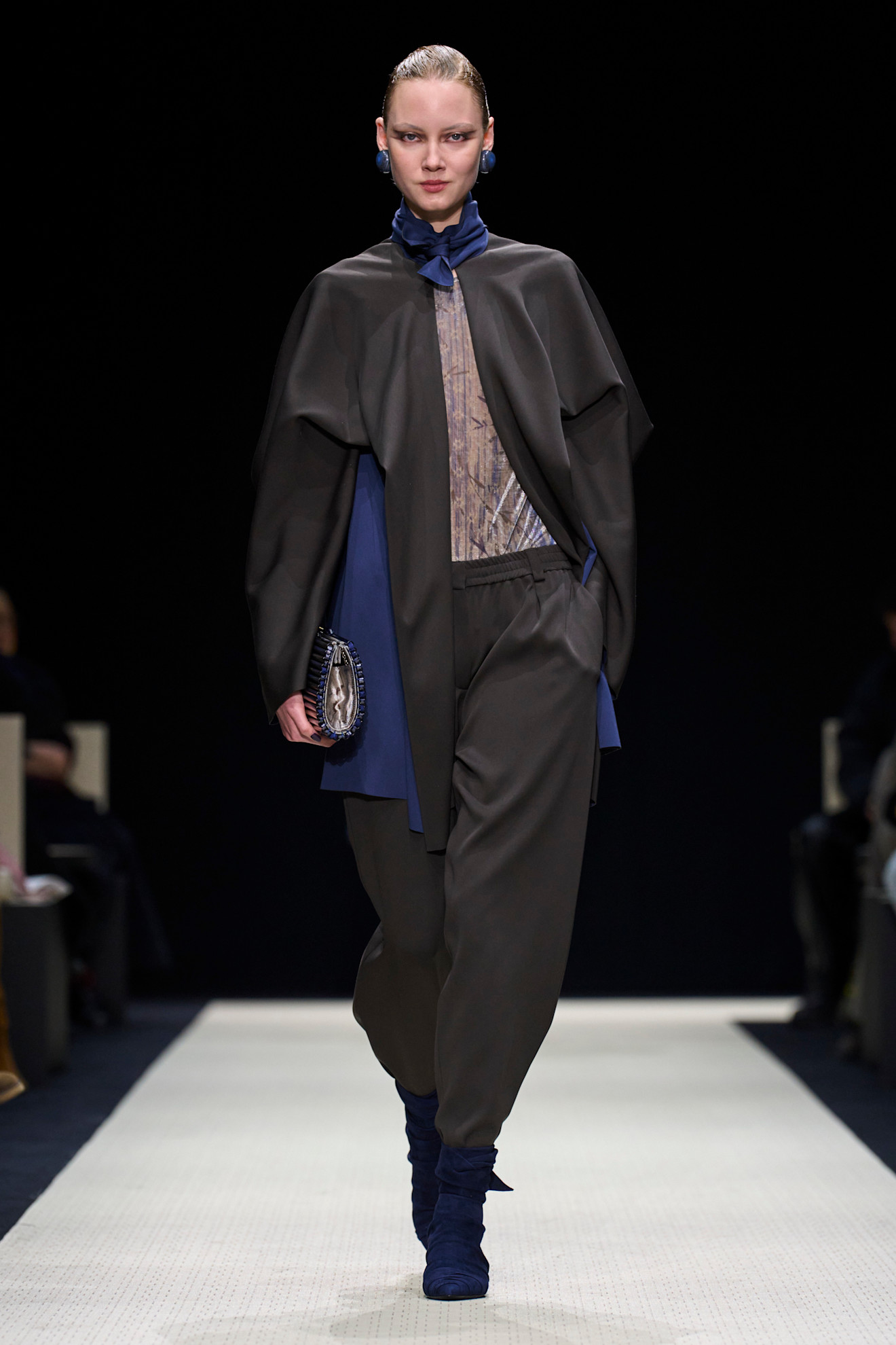 تنسيق الأزرق مع البني