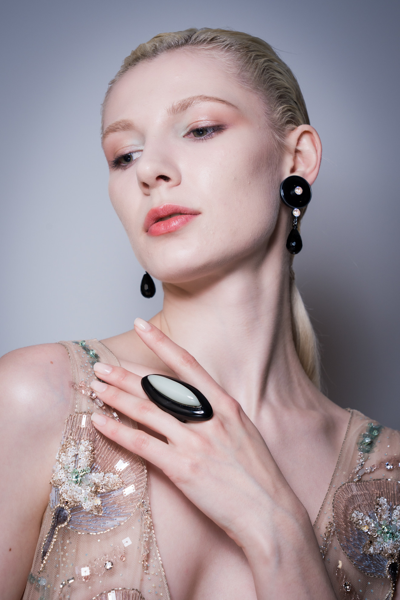 أظافر الـ Whisper Nails الوردي الناعم من دار Zuhair Murad