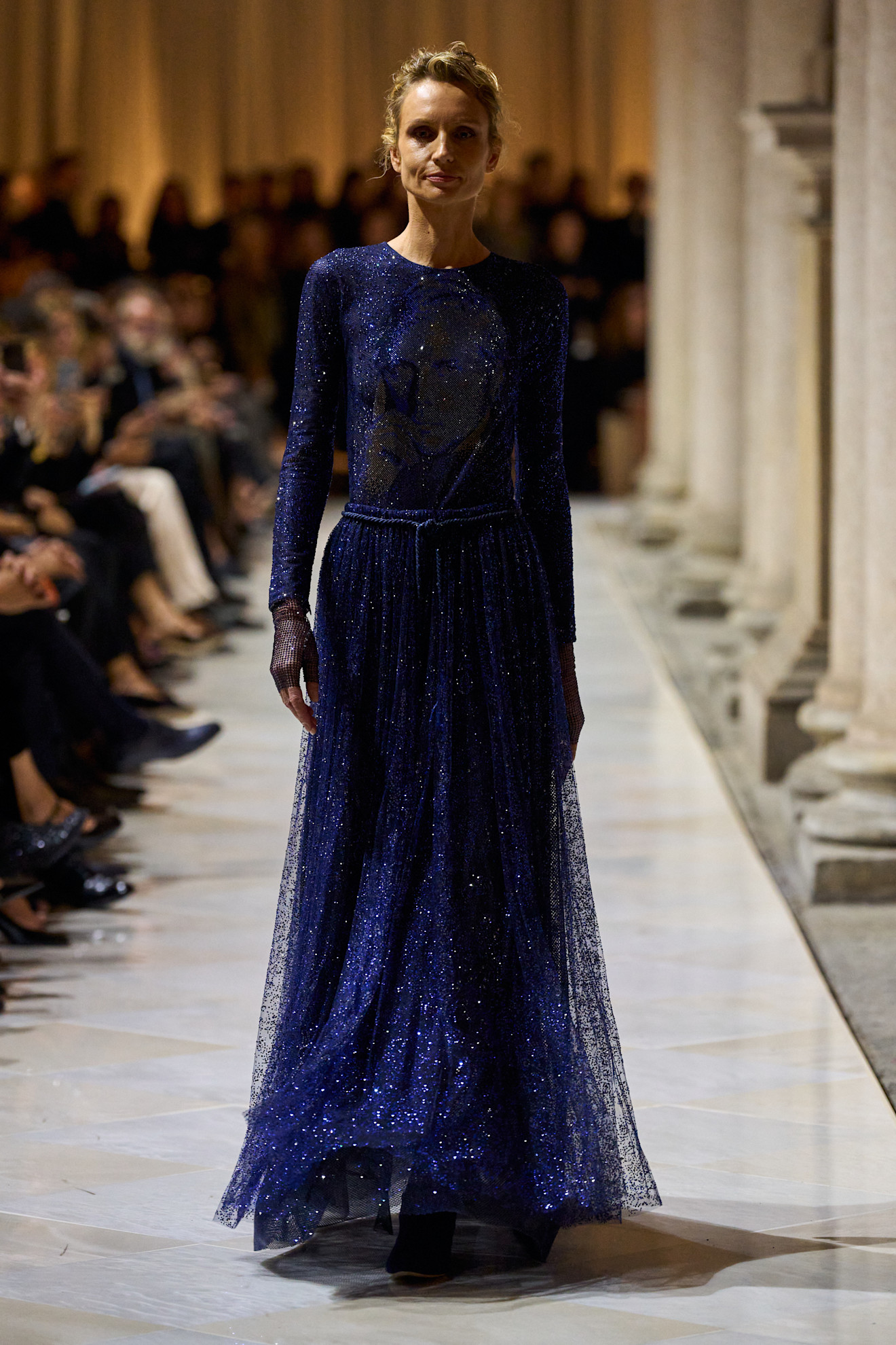 فستان أزرق ملكي مطرز بالكامل من Giorgio Armani ضمن مجموعة الأزياء الجاهزة لربيع وصيف 2026