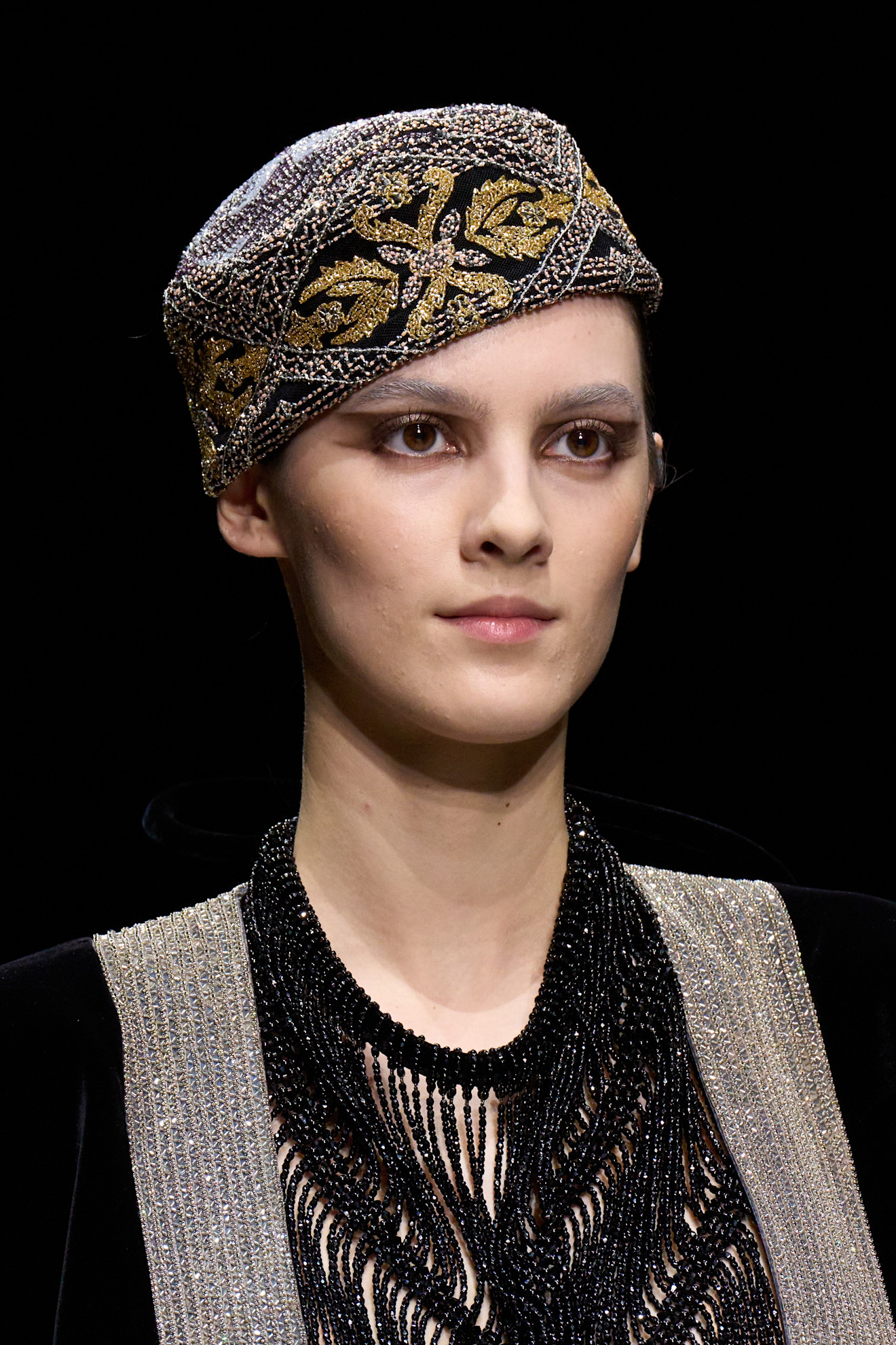 أكسسوارات شعر قبعات البيريه البراقة من دار Giorgio Armani Privé