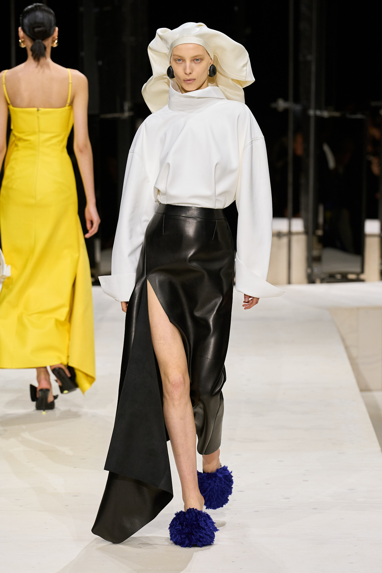 Givenchy تنسيق التنورة والقميص من