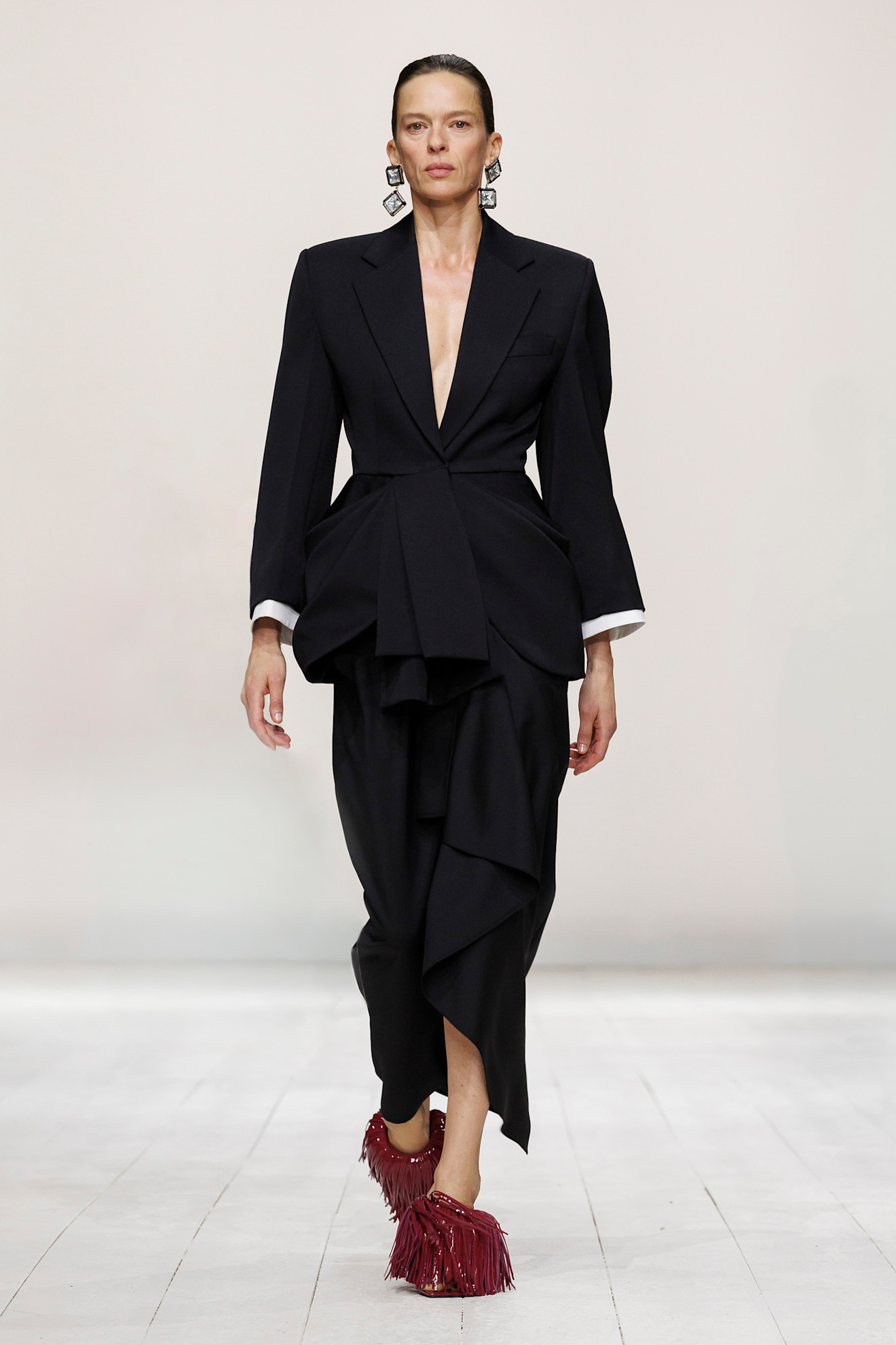 اطلالة رسمية في البليزر الأسود من جيفنشي: