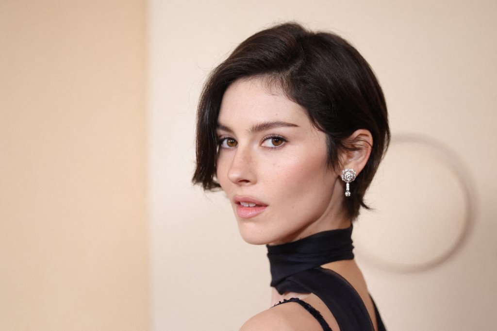 إطلالة Gracie Abrams بخطوط الكحل السوداء