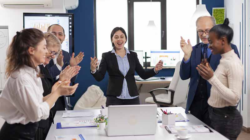 فن الامتنان في العمل: كيف تشكرين زملاءك باحترافية تزيد من رصيدك المهني؟