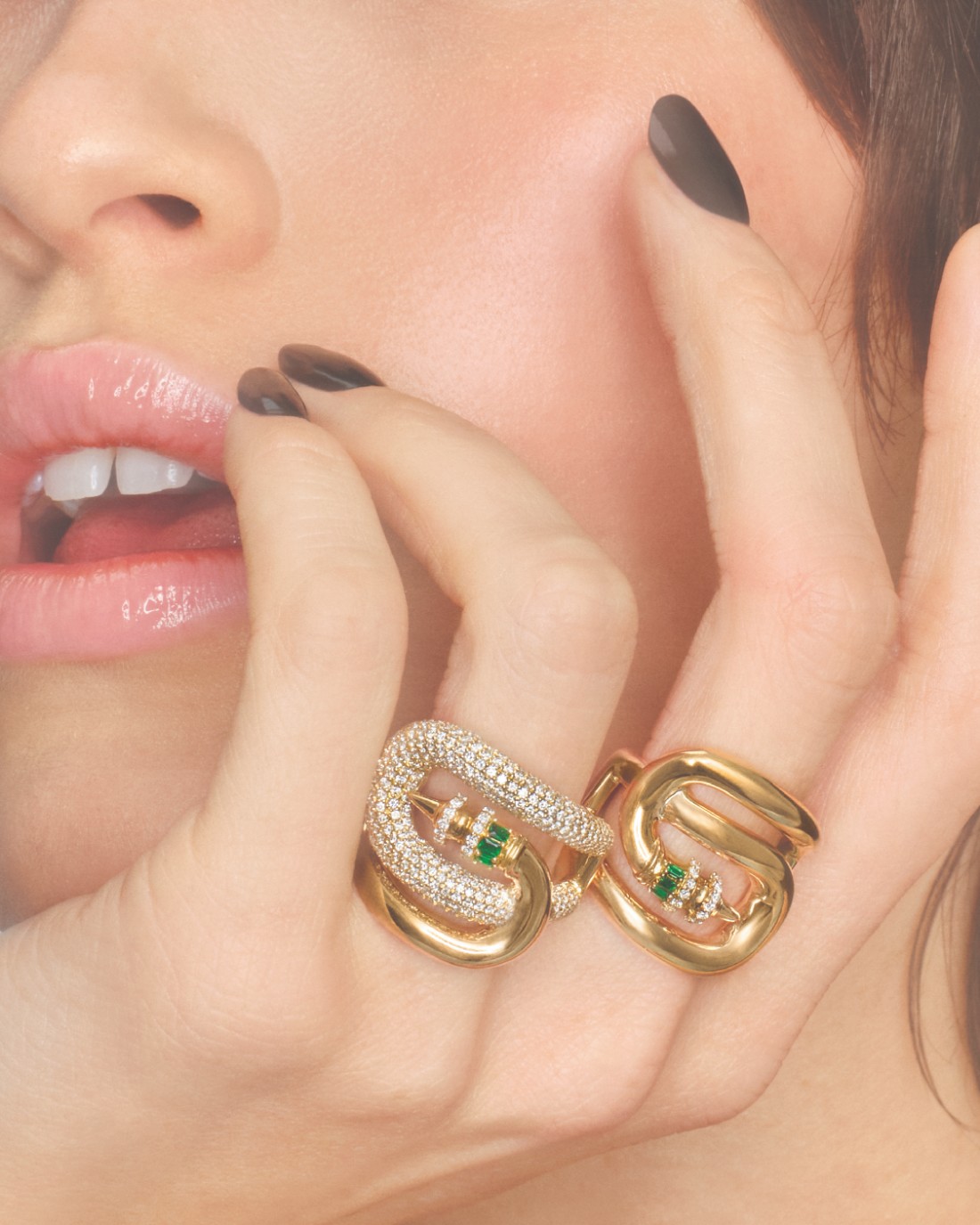 خواتم Intertwined Rings المرصعة بأحجار زمردية خضراء 