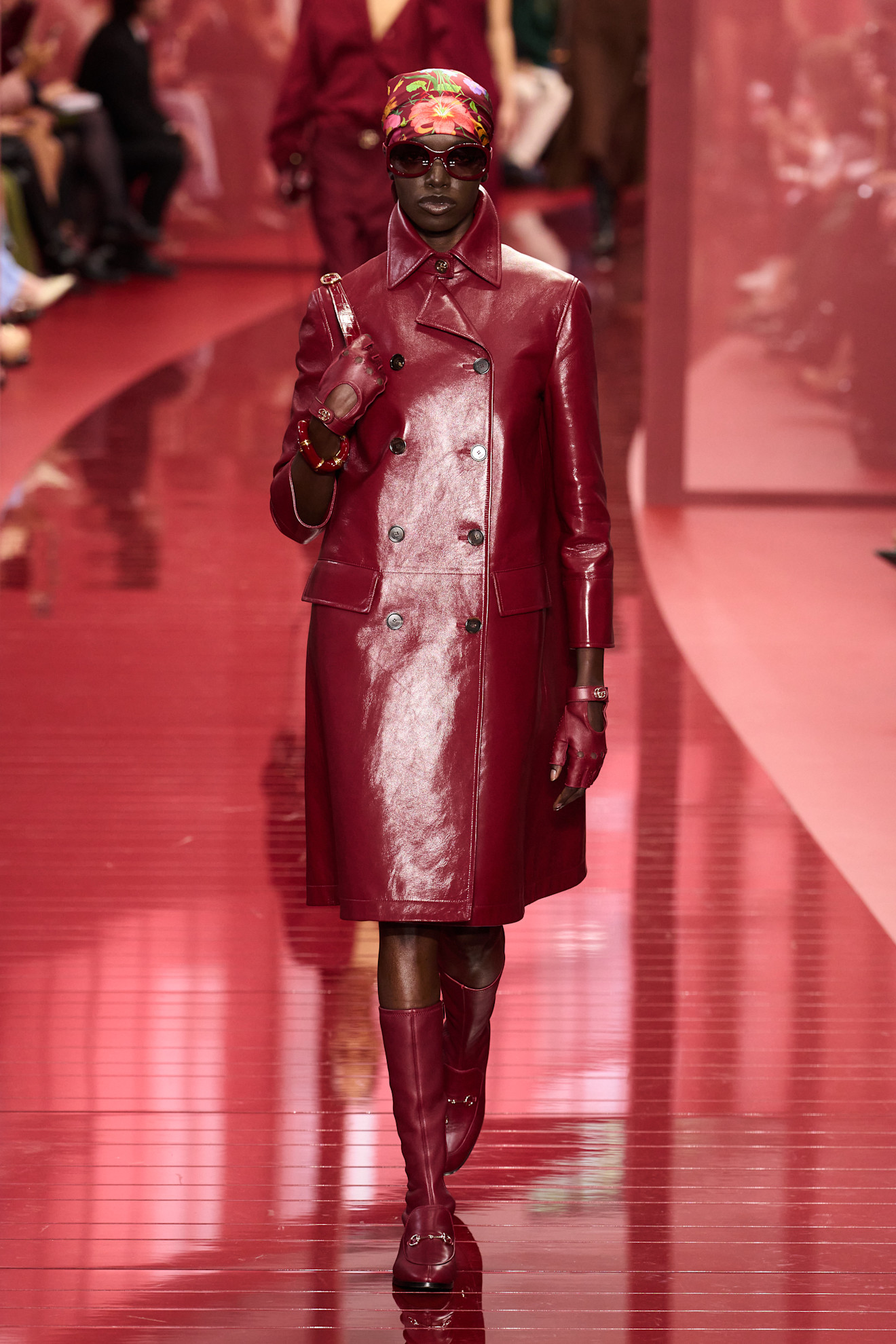 Gucci إطلالة كاملة باللون البوردو من