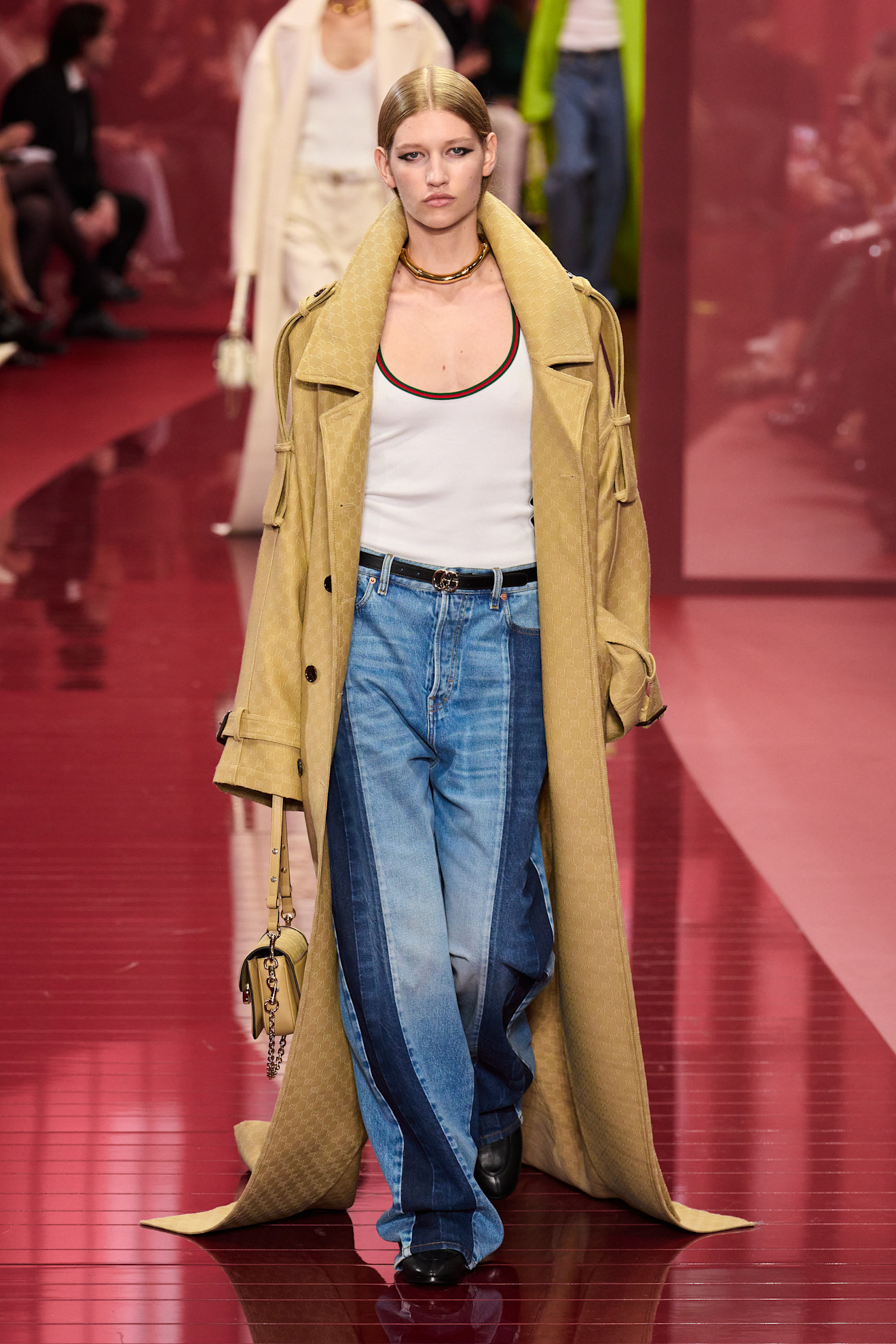 Gucci الجينز العريض موضة صيف 2025 من