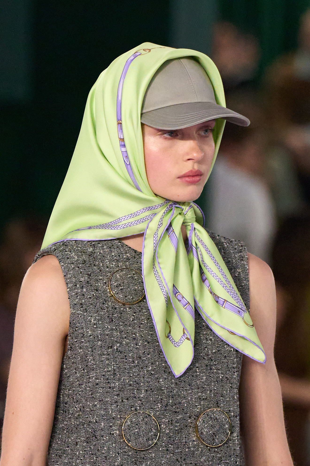 Gucci تنسيق القبعة مع السكارف من الأساليب الجديدة في عالم الموضة