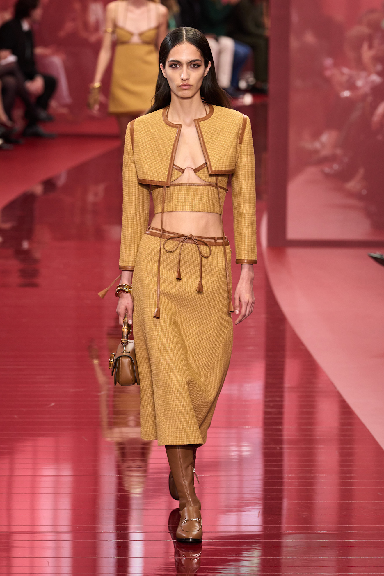 Gucci جاكيت كروب بتنسيق مميز من