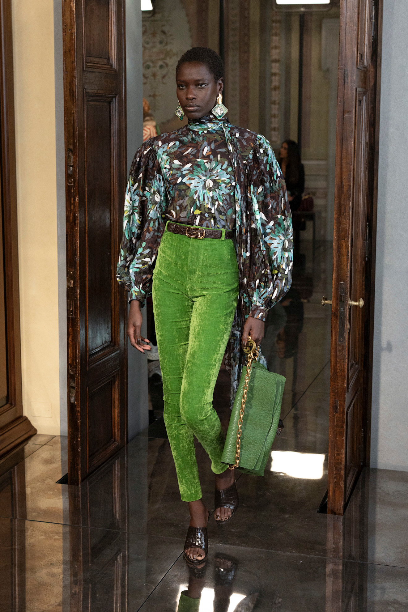 حقيبة تعكس جراة اللون الأخضر المصفر Gucci