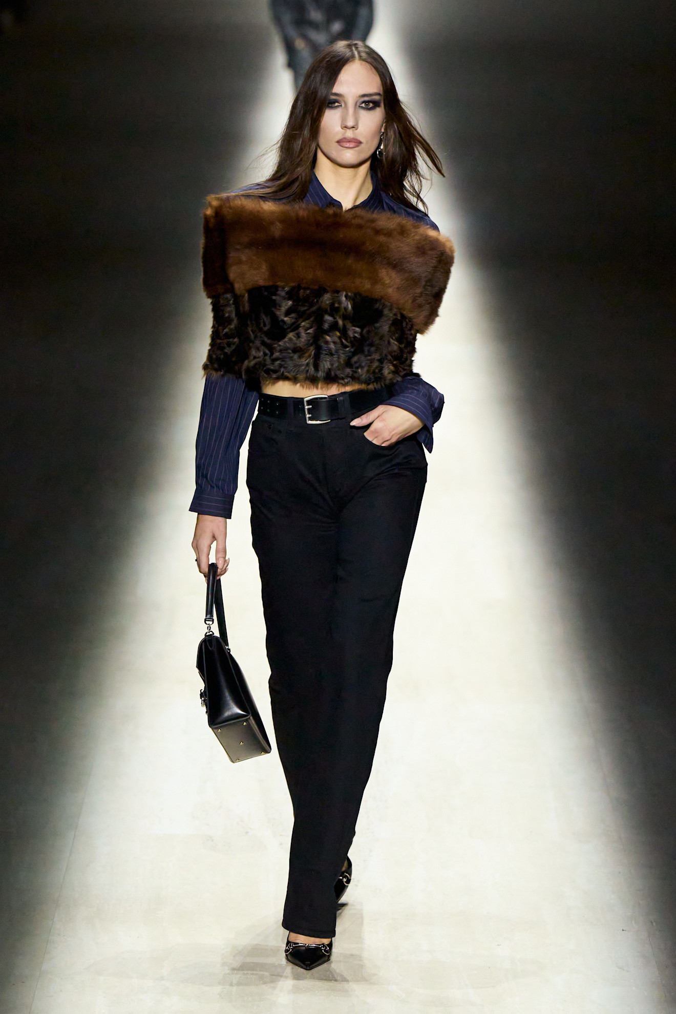 Gucci لمسة من الفرو مع القمصان من
