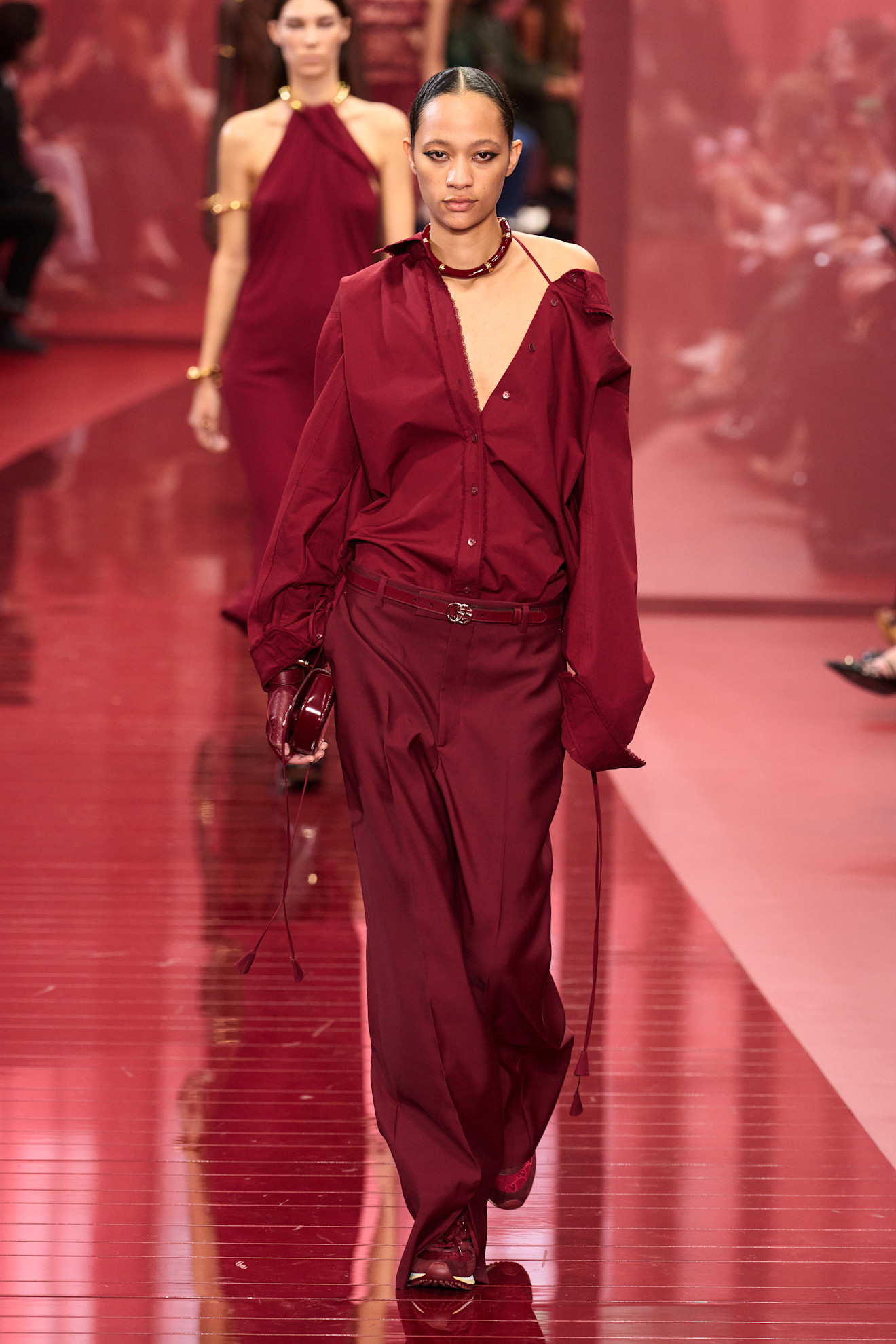 لون البوردو من عروض صيف 2025 تصميم دار Gucci