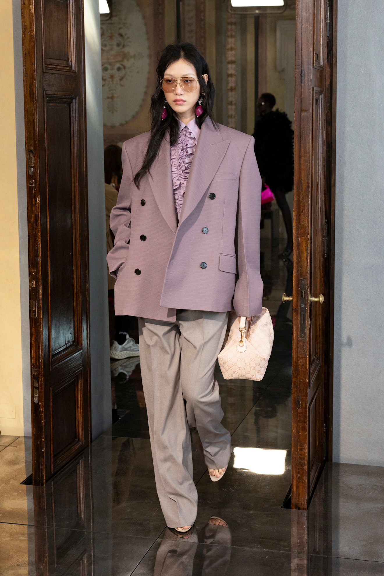 سترة Oversized من غوتشي بأسلوب جريء يعكس روح الموضة المعاصرة