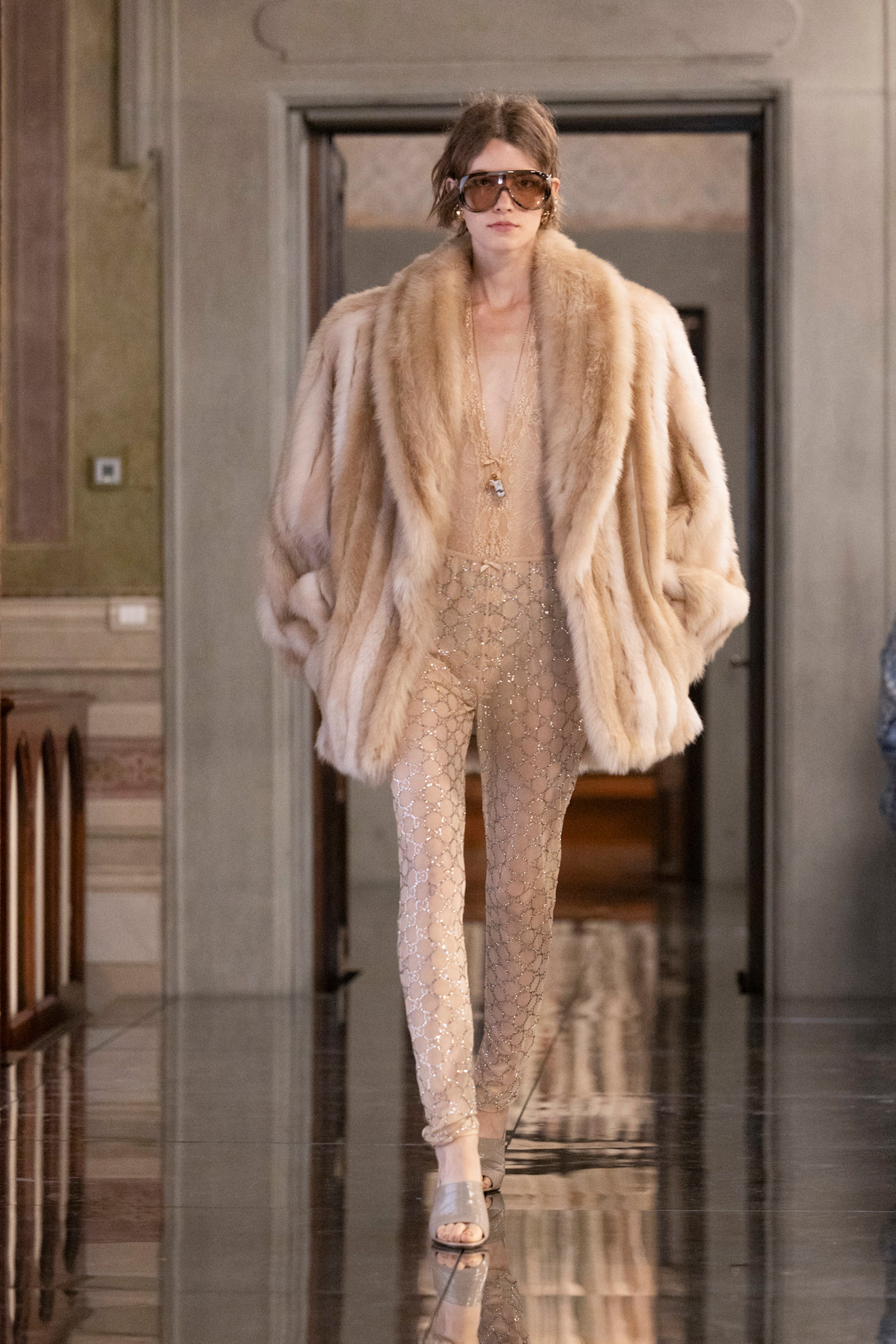 جاكيتات الفرو البيج الاوفر سايز