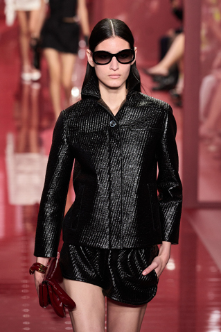 من مجموعة "غوتشي" Gucci ربيع وصيف ٢٠٢٥ للملابس الجاهزة من تصميم "ساباتو دي سارنو"
