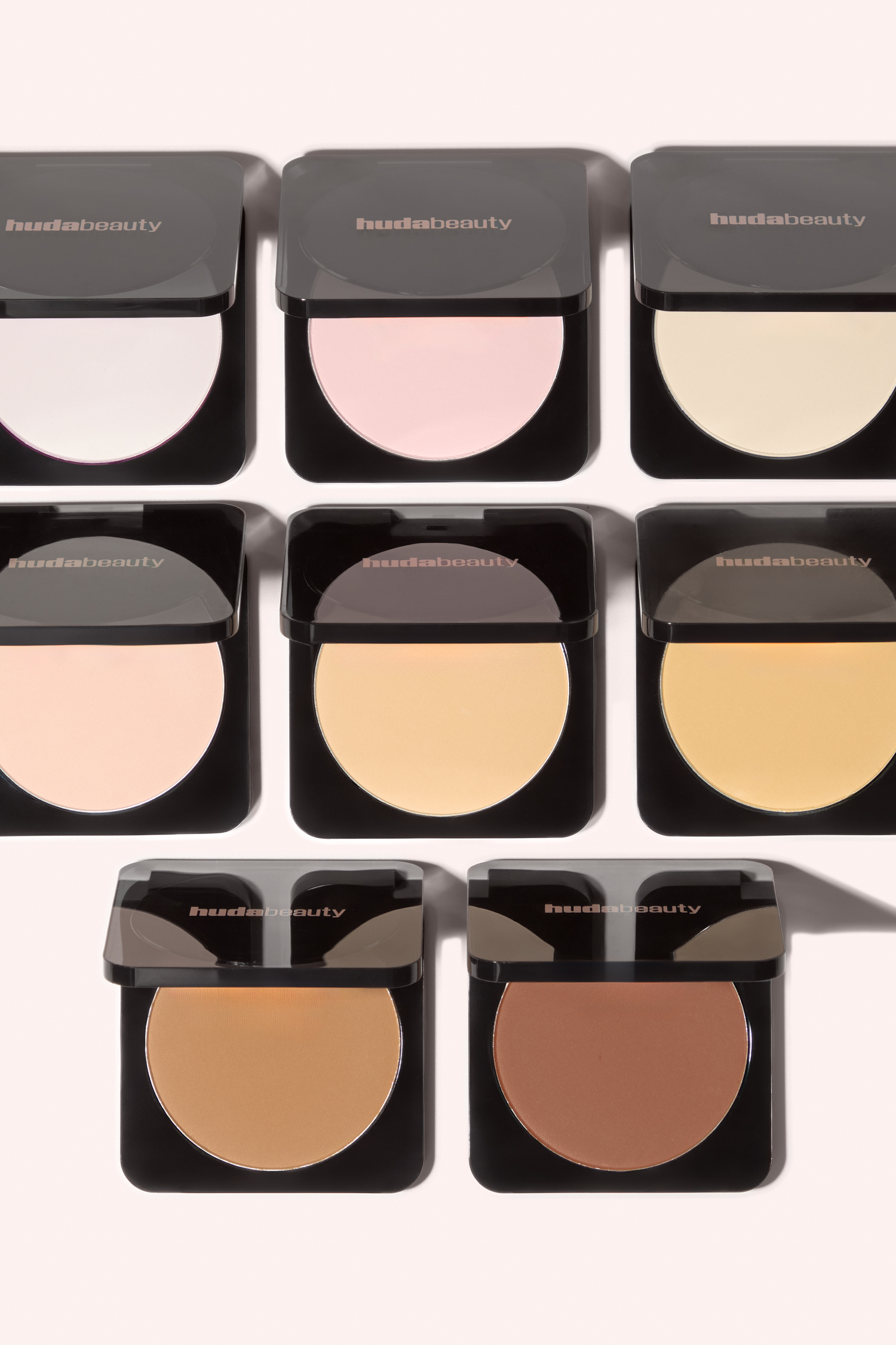 مستحضر EASY BAKE الأيقوني من Huda Beauty 