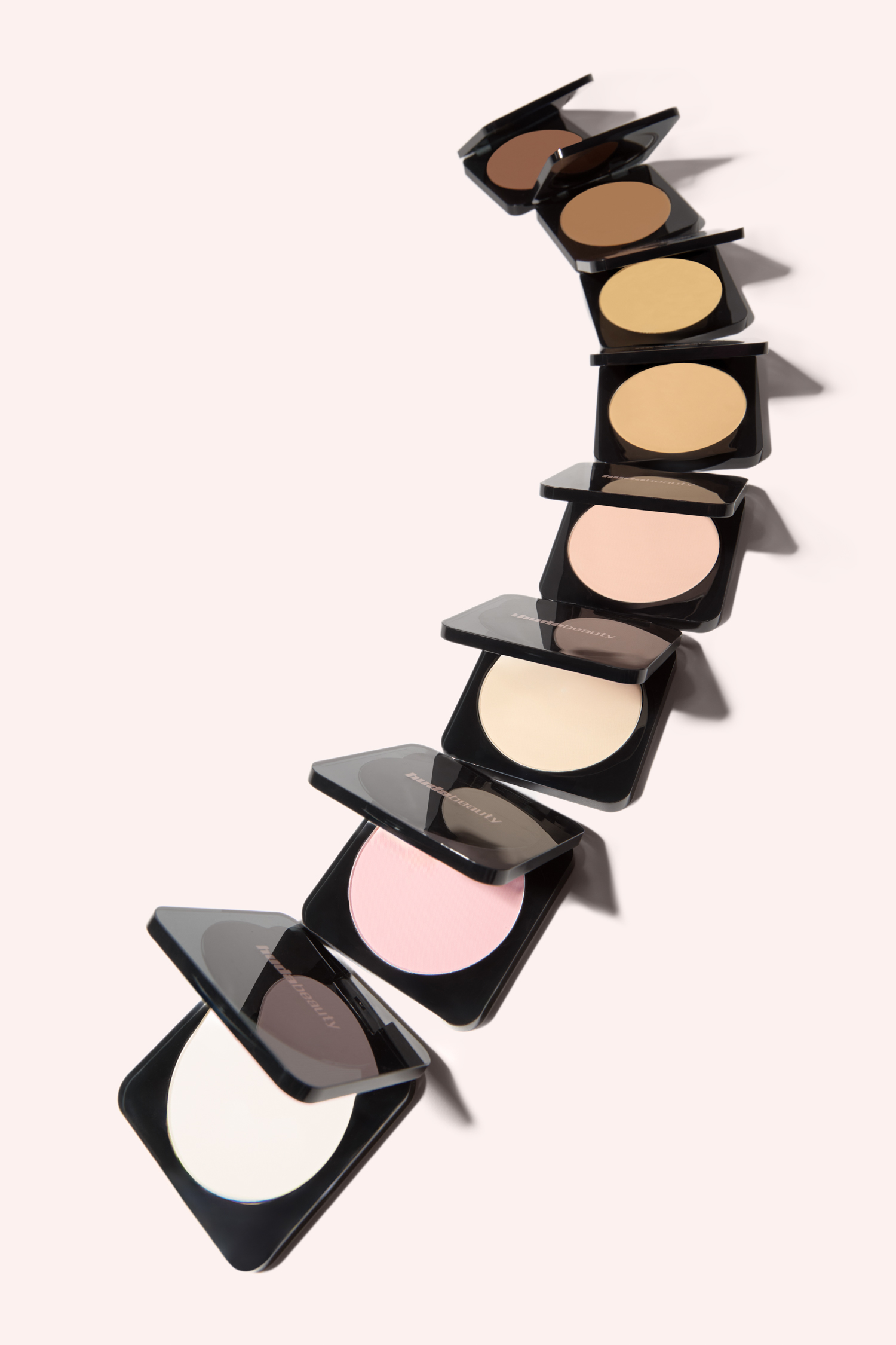 مستحضر EASY BAKE الأيقوني من Huda Beauty 