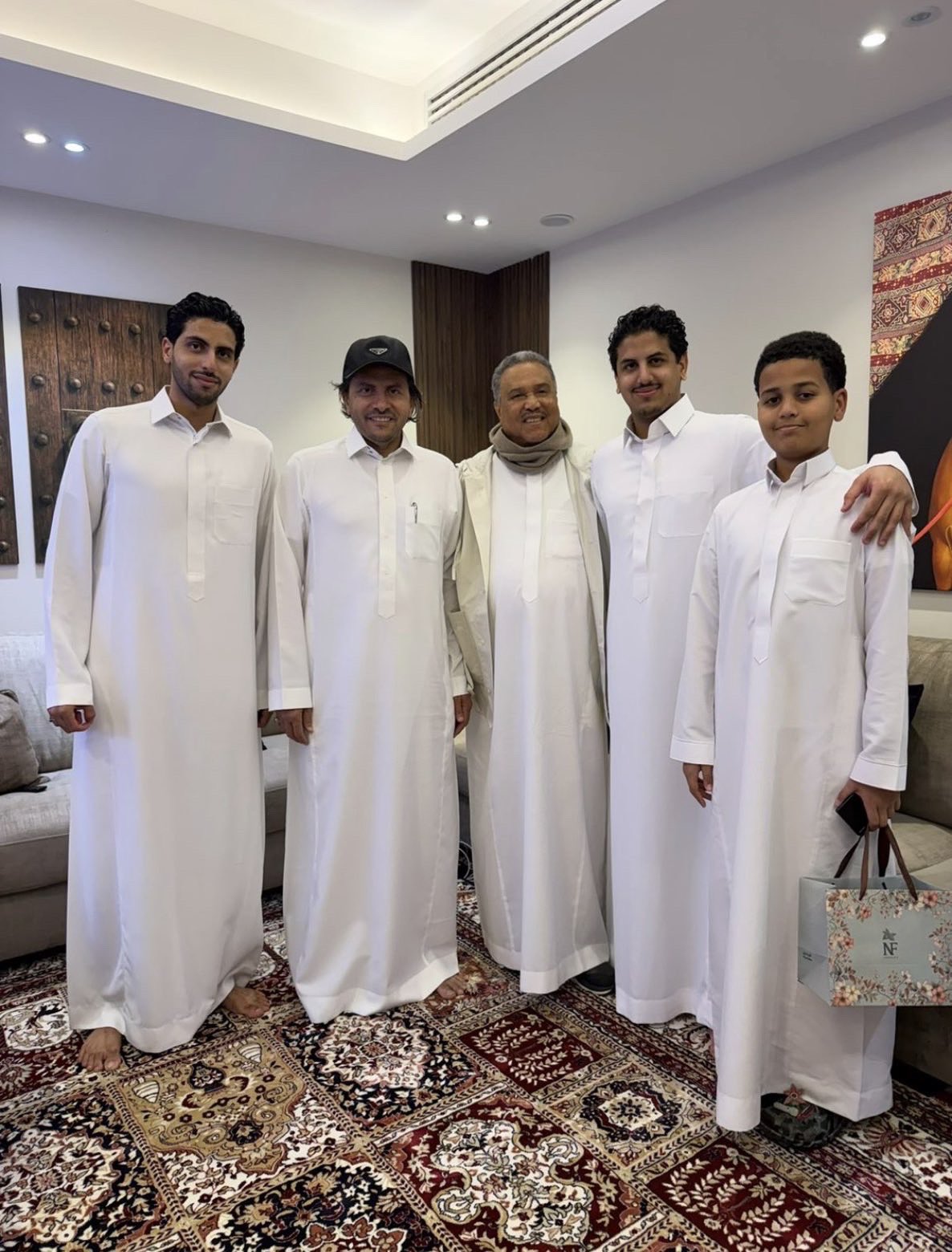 محمد عبده مع أصدقائه وأبنائه