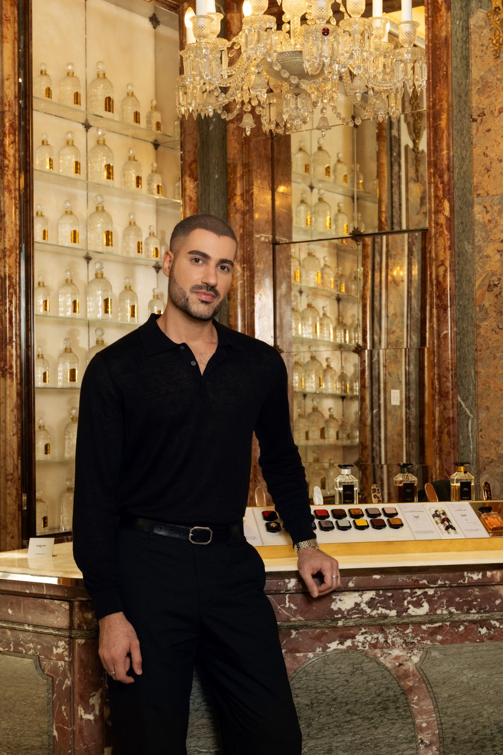 Mohammed Hindash أول سفير إقليمي لدار GUERLAIN لقسم المكياج في الشرق الأوسط - صورة حصرية لمجلة "هي"