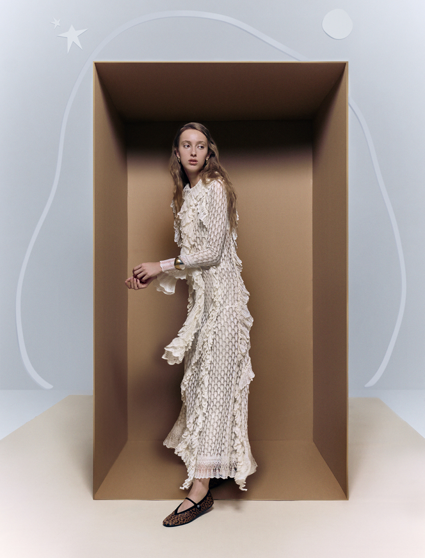 أقراط وسِوار، فستان باللون الأبيض، حذاء "ديور نيو باليه" Dior New Ballet، جميعها من دار "ديور" Dior