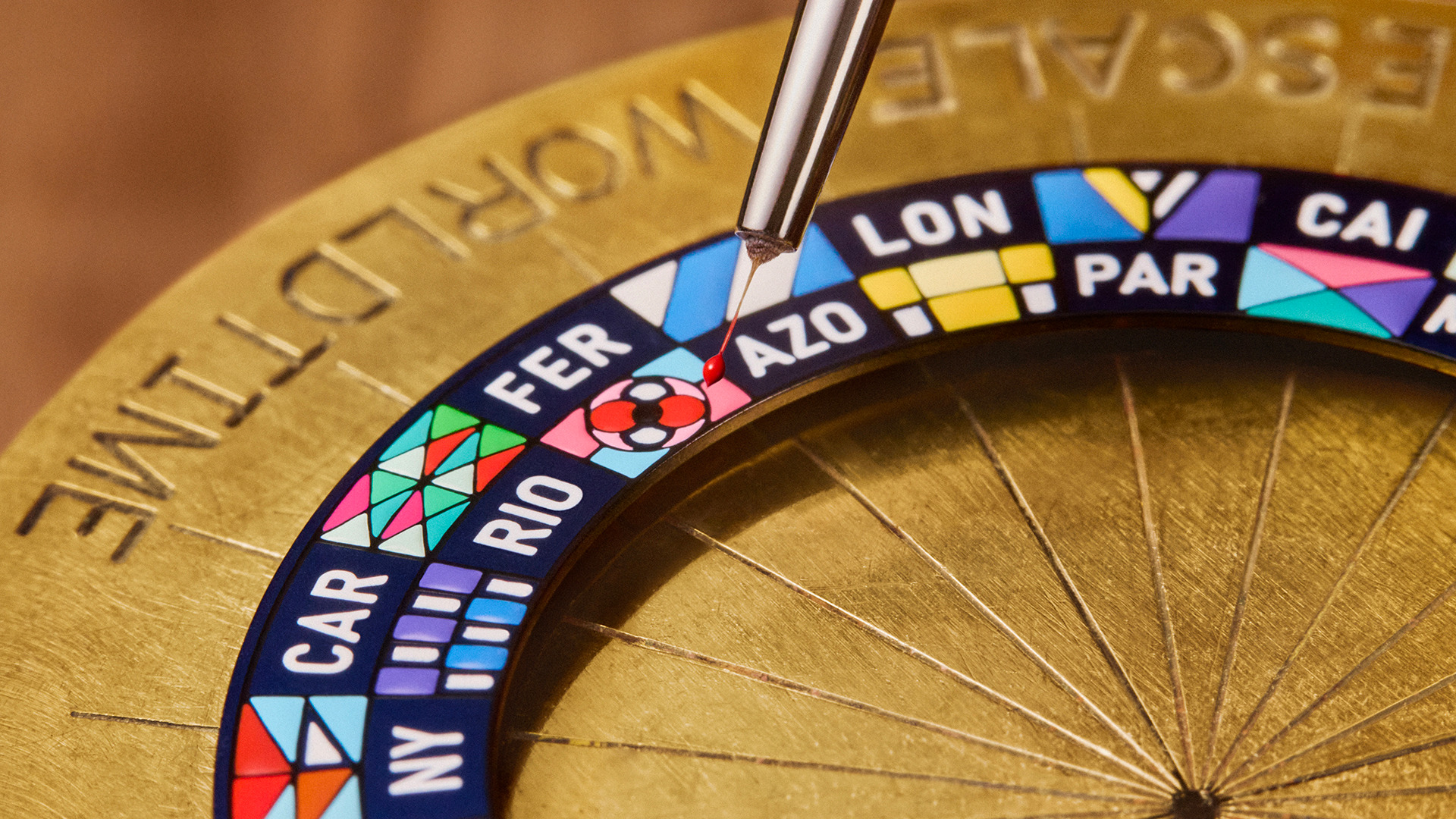 يُبرز ميناء ساعة "إسكال وورلد تايم" المميز 24 علمًا تُمثل مدنًا رئيسية حول العالم