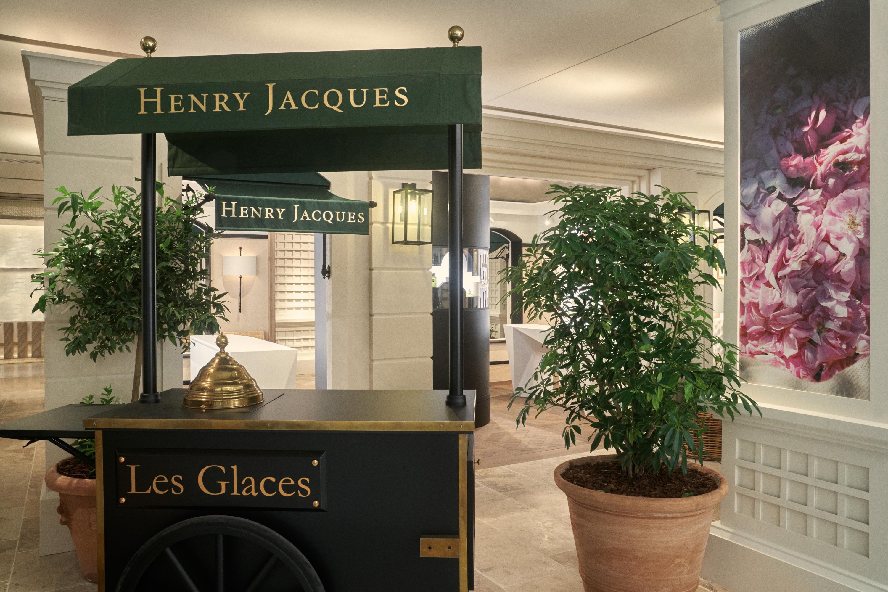 HENRY JACQUES تحتفي بفنّ العيش الفرنسي في SAMARITAINE دار العطور الراقية تقدّم Maison Éphémère، أوّل مساحة مؤقّتة لها في المتجر الباريسي العريق.