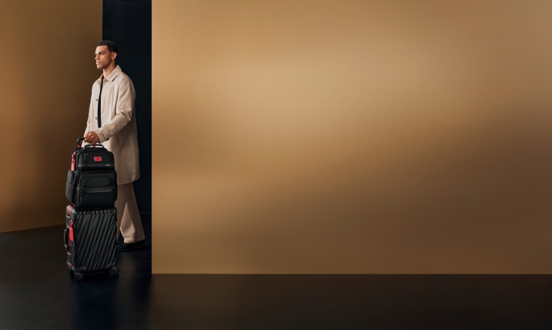 تحتفي العلامة بإرثها العريق عبر باقة ألوان لافتة تجمع بين الأسود والأحمر الخاص بعلامة "تومي"