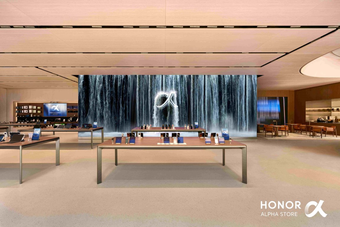 أعلنت شركة HONOR ، العلامة التجارية الرائدة عالميًا في مجال أنظمة الأجهزة الذكية المعززة بالذكاء الاصطناعي، عن الافتتاح الرسمي لمتجرها الرئيسي العالمي "ALPHA" في مجمع Shenzhen Bay MixC ، حيث تم تصميم هذا المتجر ليكون "مركز ابتكار للحياة الذكية المدعومة بالذكاء الاصطناعي" — وجهة تلتقي فيها أحدث التقنيات مع الإلهام الثقافي.  خطة HONOR ALPHA على أرض الواقع: من الرؤية إلى التنفيذ عقب الإعلان عن خطة ALPHA خلال المؤتمر العالمي للهواتف المحمولة (MWC) في برشلونة 2025، والتي أبرزت تطور HONOR من شركة مصنّعة للهواتف الذكية إلى رائدة عالمية في منظومة أجهزة الذكاء الاصطناعي، يُعد افتتاح المتجر الرئيسي في Shenzhen Bay خطوة محورية نحو تجسيد هذه الرؤية على أرض الواقع. ويجسد هذا المتجر التزام HONOR ببناء منظومة ذكاء اصطناعي منفتحة وتعاونية تقوم على تقاسم القيمة. واستلهامًا من المناظر الطبيعية الفريدة لمنطقة Shenzhen Bay، يقدم متجر HONOR ALPHA العالمي الرئيسي بيئة مفتوحة وهادئة تمزج بسلاسة بين التكنولوجيا المتقدمة والتصميم الذي يضع المستخدم في المقام الأول. وتعكس كل تفصيلة في المتجر فلسفة HONOR التي تهدف إلى تحقيق تناغم بين الابتكار والثقافة. وقد تم تنظيم التصميم الداخلي بشكل بسيط وبديهي حول سيناريوهات الحياة الذكية المدعومة بالذكاء الاصطناعي. ففي "منطقة تجربة المشاهد المتكاملة"، تم عرض أحدث الأجهزة — من السفر الذكي إلى الترفيه — بطريقة مدروسة توضح كيف يمكن للذكاء الاصطناعي تحسين الحياة اليومية بسهولة ويسر. قال جيان لي، الرئيس التنفيذي لشركة HONOR Device Co., Ltd: "أول متجر رئيسي من نوع Alpha في العالم، الذي تم إطلاقه هذه المرة، هو نتيجة جهود HONOR التعاونية مع مجموعة من شركاء الصناعة. فهو لا يجمع بين الإلهام التقني والابتكار المتقدم فحسب، بل يدمج الذكاء الاصطناعي بسلاسة في كل جهاز، وكل سيناريو، وكل تجربة للمستهلك—مما يعزز القيمة في الصناعة ويفتح آفاق الإمكانات البشرية."  تجربة ذكاء اصطناعي غامرة: تفاعل مع الذكاء تضمّ "منطقة YOYO" المخصصة عرضًا لمساعد HONOR الذكي عبر أربعة محاور وظيفية: أسلوب الحياة المدعوم بالذكاء الاصطناعي، والمساعدة الذكية، وصناعة المحتوى بالذكاء الاصطناعي، والرفقة الذكية. ويجسد هذا الوكيل الذكي من الجيل الجديد قدرات أساسية تشمل الإدراك البصري، والذاكرة، وتنفيذ المهام. فعلى سبيل المثال، يمكن لـ YOYO تذكّر تفاصي
