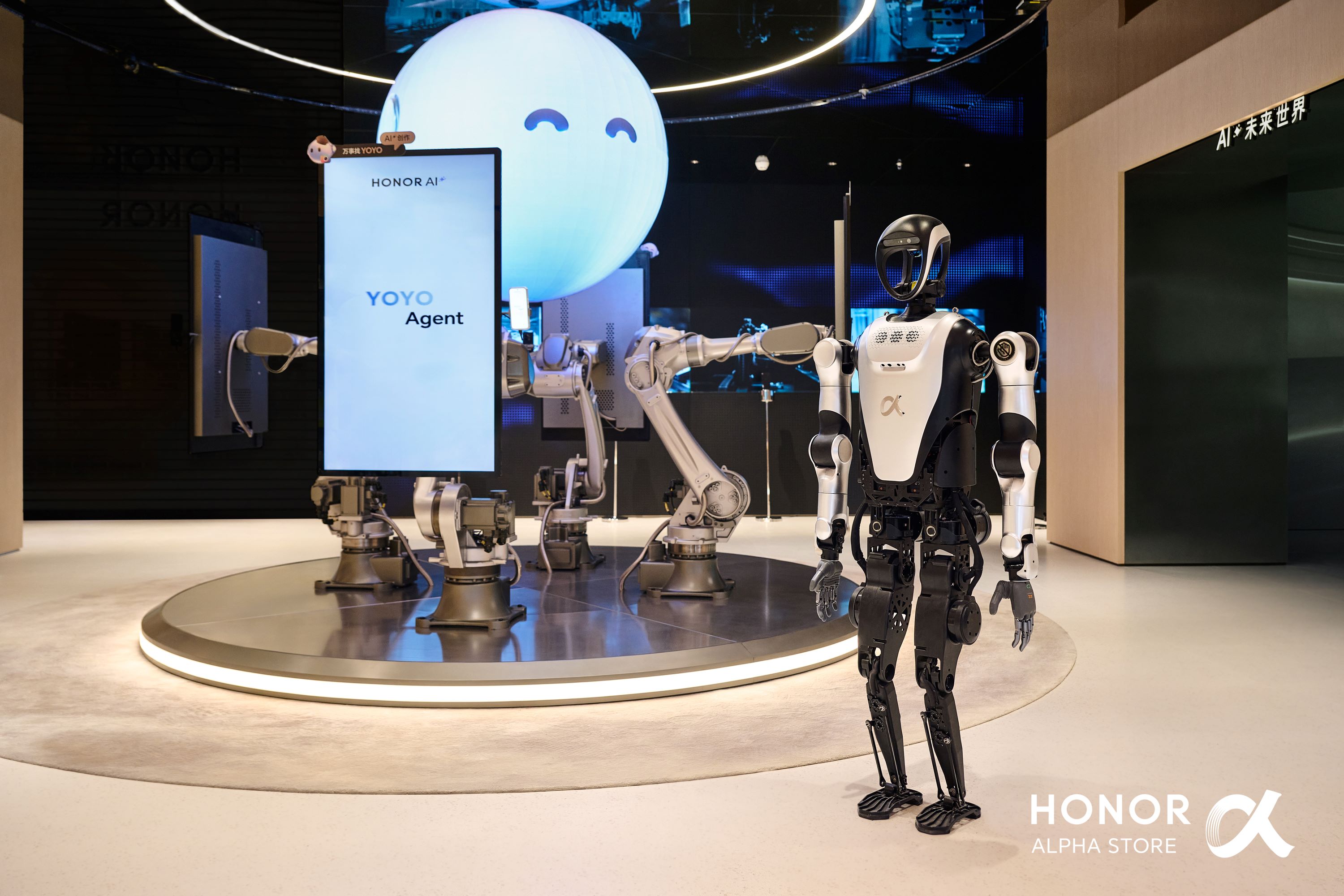 أعلنت شركة HONOR ، العلامة التجارية الرائدة عالميًا في مجال أنظمة الأجهزة الذكية المعززة بالذكاء الاصطناعي، عن الافتتاح الرسمي لمتجرها الرئيسي العالمي "ALPHA" في مجمع Shenzhen Bay MixC ، حيث تم تصميم هذا المتجر ليكون "مركز ابتكار للحياة الذكية المدعومة بالذكاء الاصطناعي" — وجهة تلتقي فيها أحدث التقنيات مع الإلهام الثقافي.  خطة HONOR ALPHA على أرض الواقع: من الرؤية إلى التنفيذ عقب الإعلان عن خطة ALPHA خلال المؤتمر العالمي للهواتف المحمولة (MWC) في برشلونة 2025، والتي أبرزت تطور HONOR من شركة مصنّعة للهواتف الذكية إلى رائدة عالمية في منظومة أجهزة الذكاء الاصطناعي، يُعد افتتاح المتجر الرئيسي في Shenzhen Bay خطوة محورية نحو تجسيد هذه الرؤية على أرض الواقع. ويجسد هذا المتجر التزام HONOR ببناء منظومة ذكاء اصطناعي منفتحة وتعاونية تقوم على تقاسم القيمة. واستلهامًا من المناظر الطبيعية الفريدة لمنطقة Shenzhen Bay، يقدم متجر HONOR ALPHA العالمي الرئيسي بيئة مفتوحة وهادئة تمزج بسلاسة بين التكنولوجيا المتقدمة والتصميم الذي يضع المستخدم في المقام الأول. وتعكس كل تفصيلة في المتجر فلسفة HONOR التي تهدف إلى تحقيق تناغم بين الابتكار والثقافة. وقد تم تنظيم التصميم الداخلي بشكل بسيط وبديهي حول سيناريوهات الحياة الذكية المدعومة بالذكاء الاصطناعي. ففي "منطقة تجربة المشاهد المتكاملة"، تم عرض أحدث الأجهزة — من السفر الذكي إلى الترفيه — بطريقة مدروسة توضح كيف يمكن للذكاء الاصطناعي تحسين الحياة اليومية بسهولة ويسر. قال جيان لي، الرئيس التنفيذي لشركة HONOR Device Co., Ltd: "أول متجر رئيسي من نوع Alpha في العالم، الذي تم إطلاقه هذه المرة، هو نتيجة جهود HONOR التعاونية مع مجموعة من شركاء الصناعة. فهو لا يجمع بين الإلهام التقني والابتكار المتقدم فحسب، بل يدمج الذكاء الاصطناعي بسلاسة في كل جهاز، وكل سيناريو، وكل تجربة للمستهلك—مما يعزز القيمة في الصناعة ويفتح آفاق الإمكانات البشرية."  تجربة ذكاء اصطناعي غامرة: تفاعل مع الذكاء تضمّ "منطقة YOYO" المخصصة عرضًا لمساعد HONOR الذكي عبر أربعة محاور وظيفية: أسلوب الحياة المدعوم بالذكاء الاصطناعي، والمساعدة الذكية، وصناعة المحتوى بالذكاء الاصطناعي، والرفقة الذكية. ويجسد هذا الوكيل الذكي من الجيل الجديد قدرات أساسية تشمل الإدراك البصري، والذاكرة، وتنفيذ المهام. فعلى سبيل المثال، يمكن لـ YOYO تذكّر تفاصي
