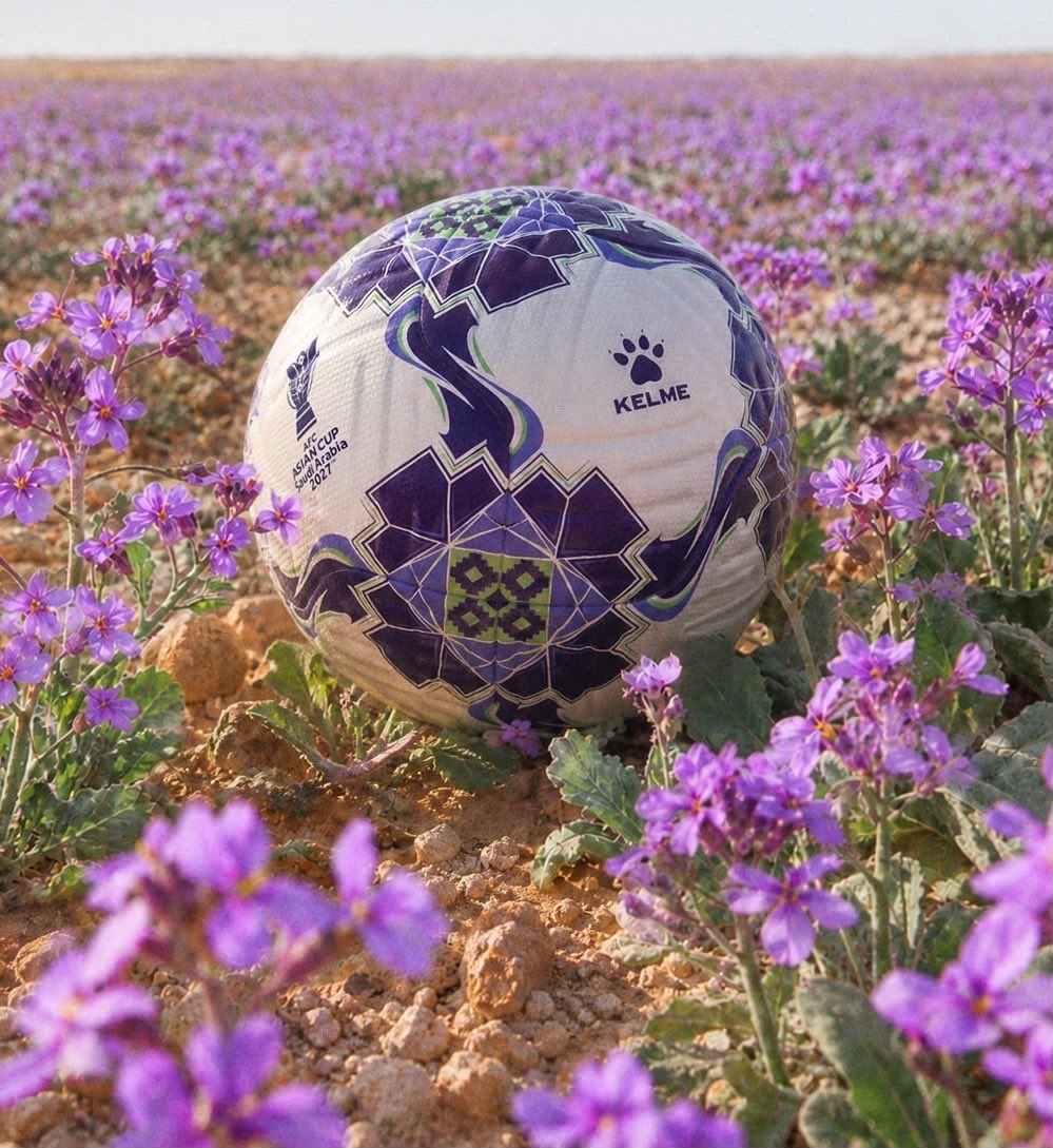 كرة كأس آسيا 2027 تجمع بين البنفسجي والأخضر والرملي في قراءة بصرية للهوية السعودية.