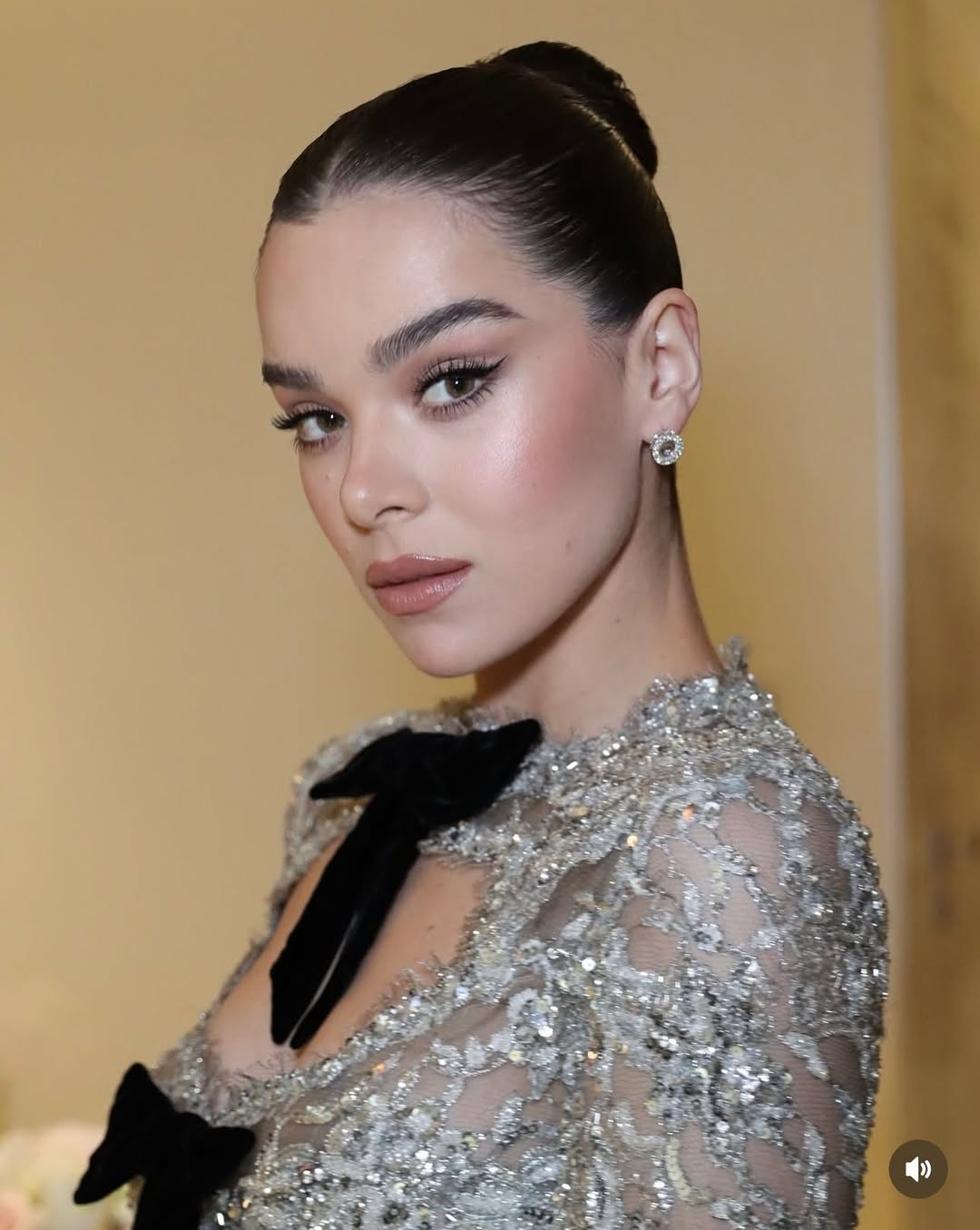 رسمات المكياج البني الفاتح بأسلوب Hailee Steinfeld