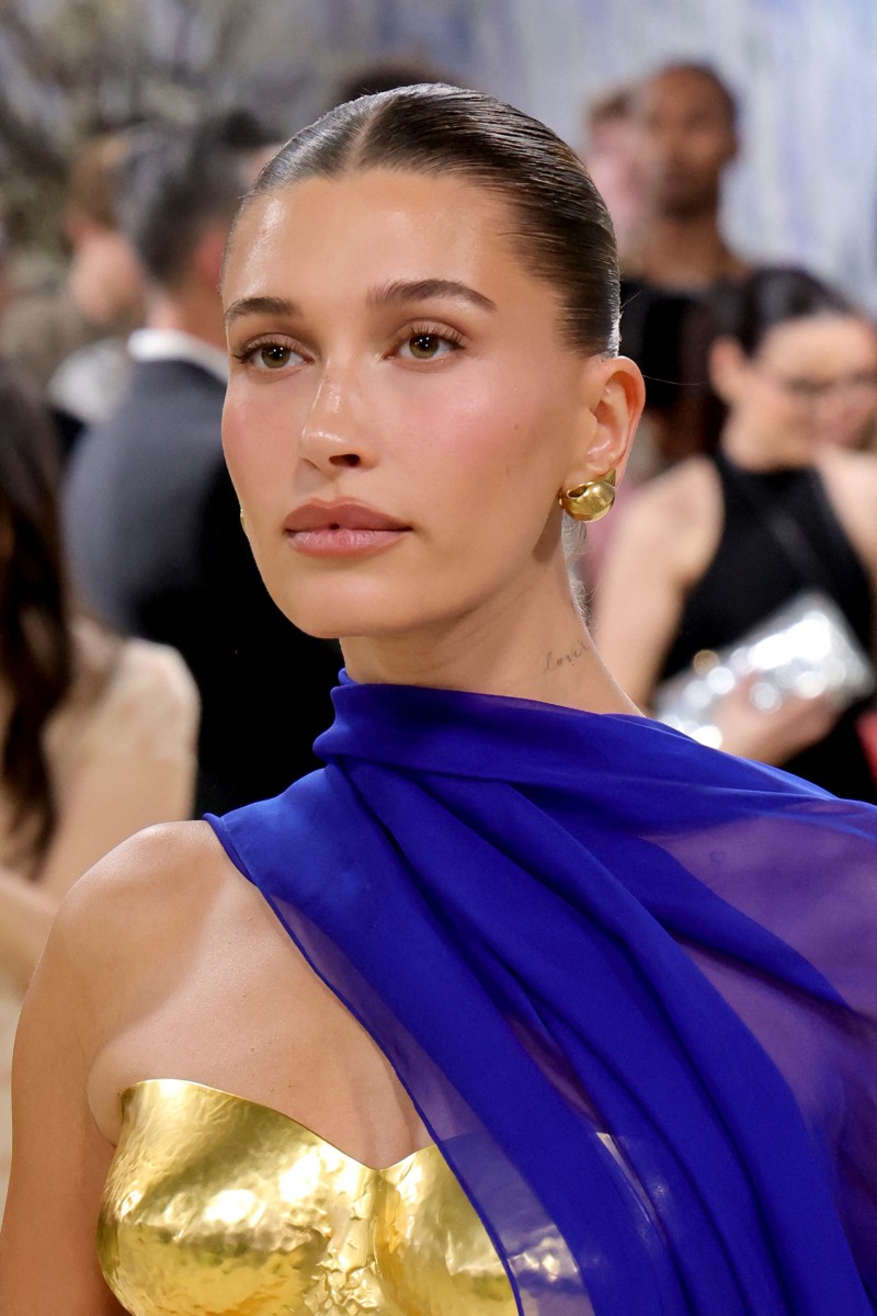 إطلالة Hailey Bieber بمكياج برونزي ساحر