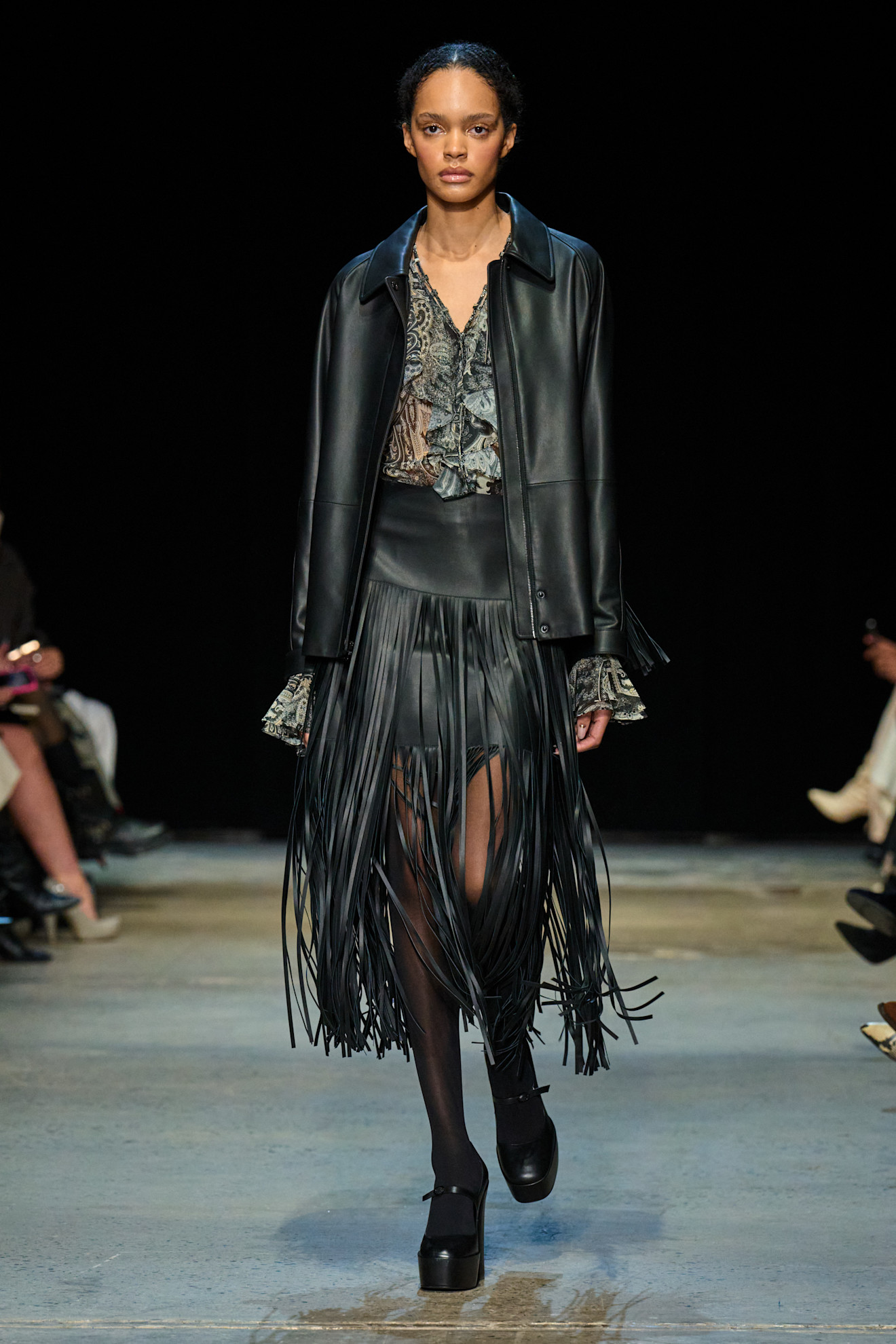 موضة التنورة الجلدية من الشراريب الطويلة