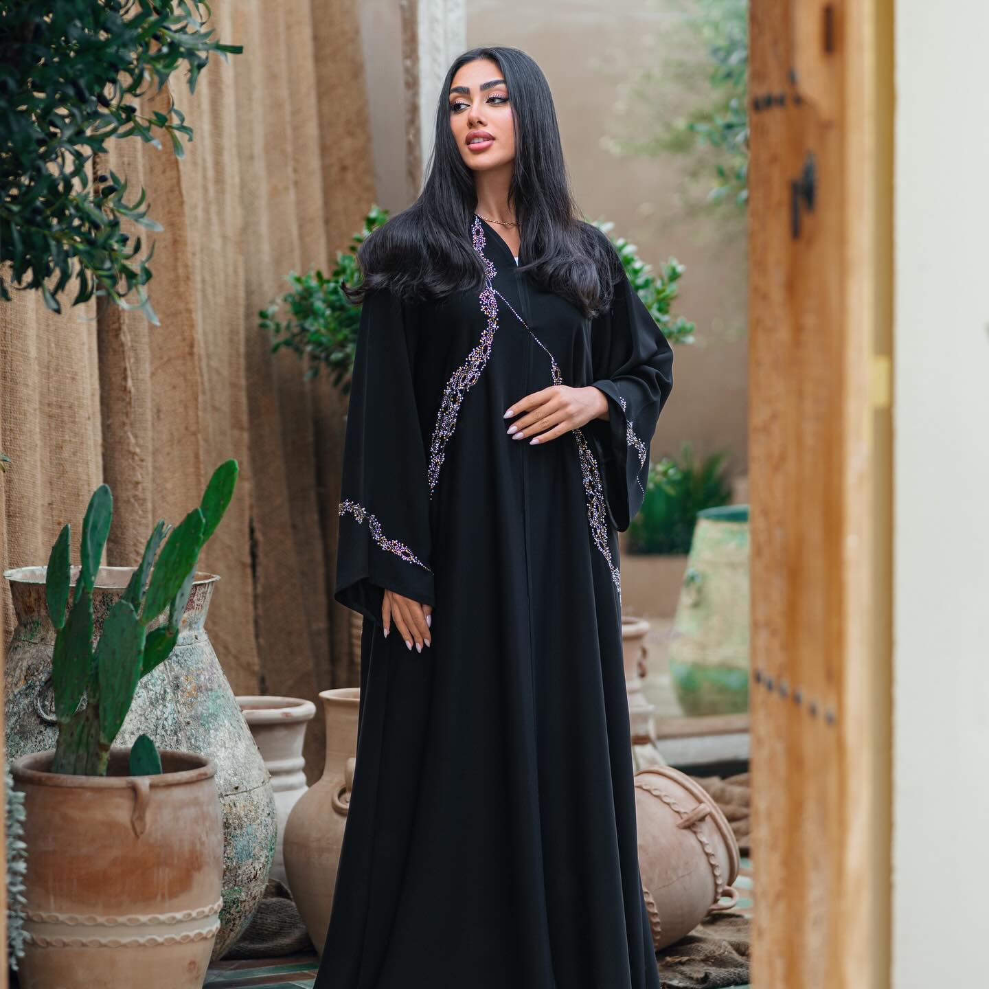 Hanayenالعباءة المطرزة بحبات براقة عند الأكمام والصدر من