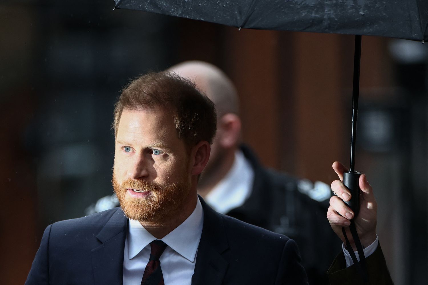 الأمير هاري يصدم الجميع وينسى لقبه الملكي في قاعة المحكمة