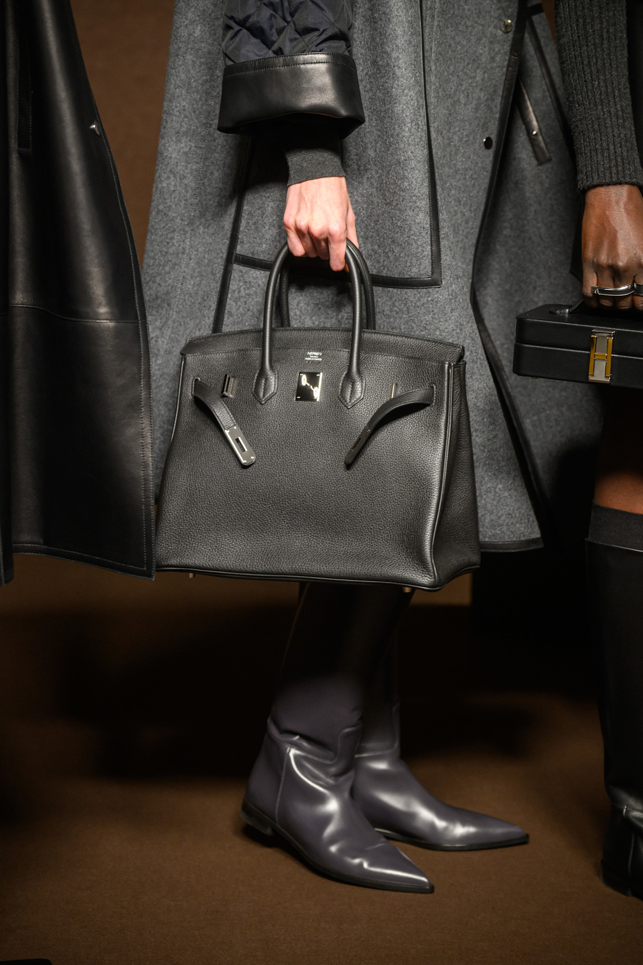  تنسيق كلاسيكي للحقيبة والحذاء من Hermes