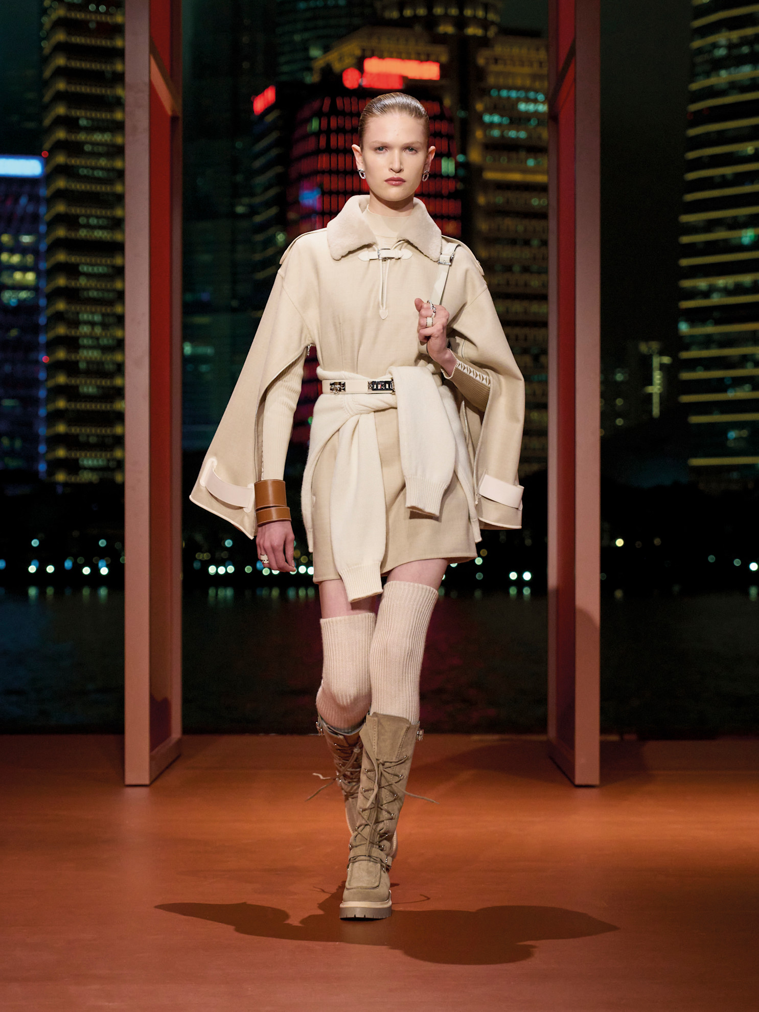 كنزة صوفية باللون العاجي مربوطة عند الخصر من Hermes