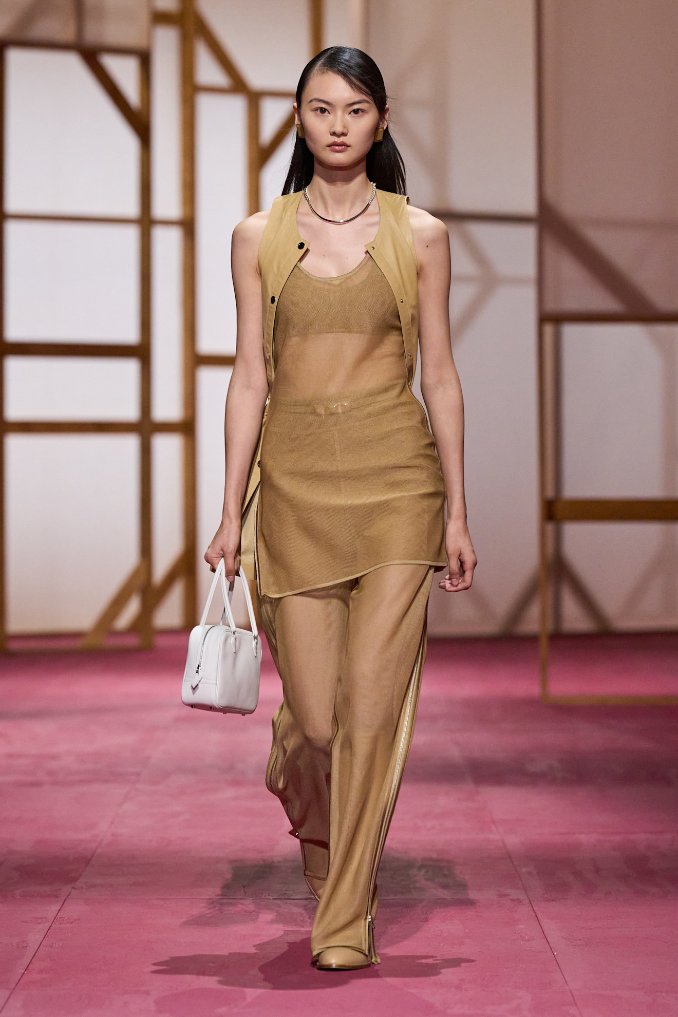 من عرض أزياء Hermes لموسم ربيع وصيف 2025