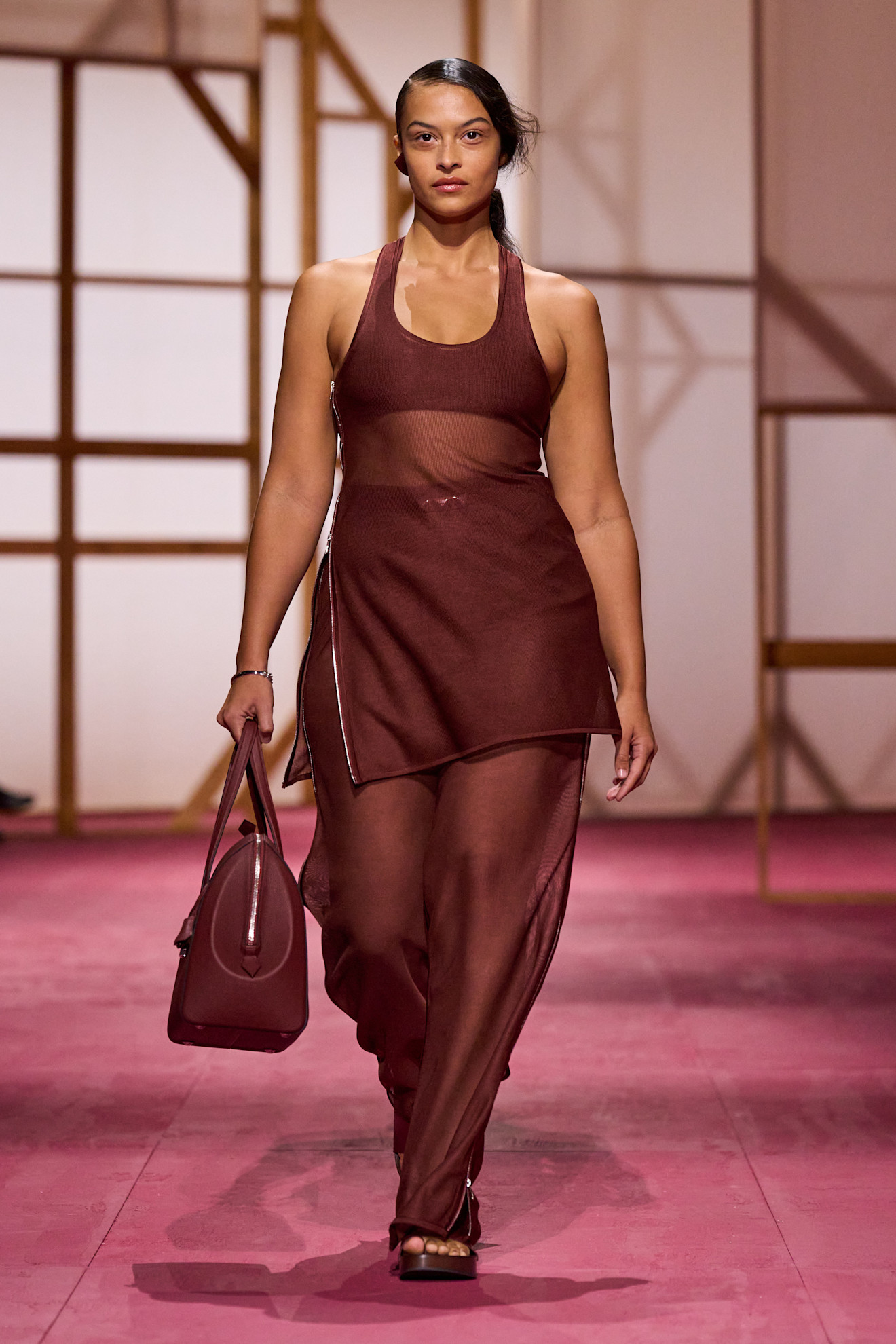 من عرض أزياء Hermes لموسم ربيع وصيف 2025