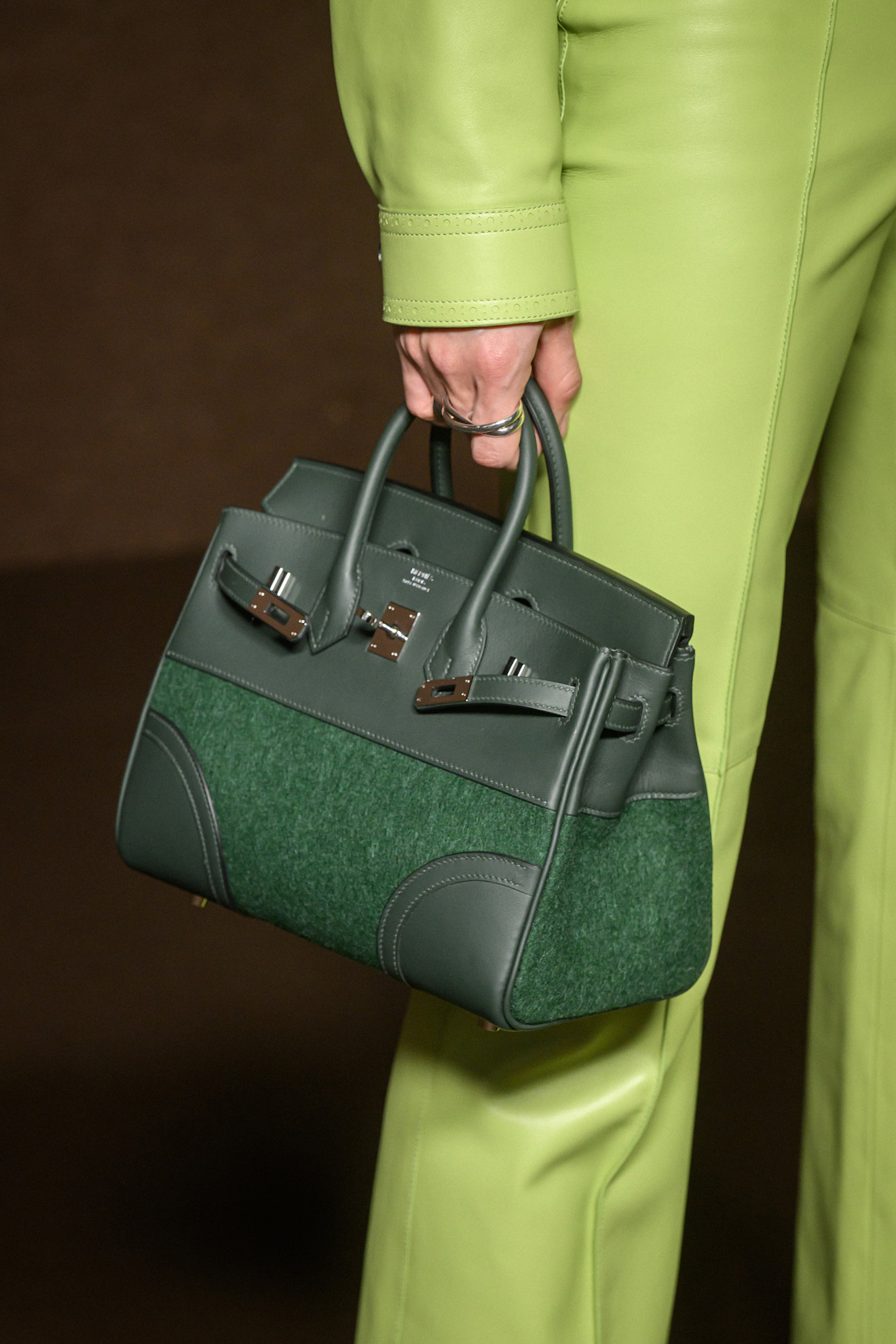 حقيبة بيركن الأيقونية من Hermès بتدرّج أخضر كلاسيكي يُبرز فخامة التصميم وحرفية الجلد الفاخر، قطعة تجسّد الرفاهية والأناقة الخالدة.