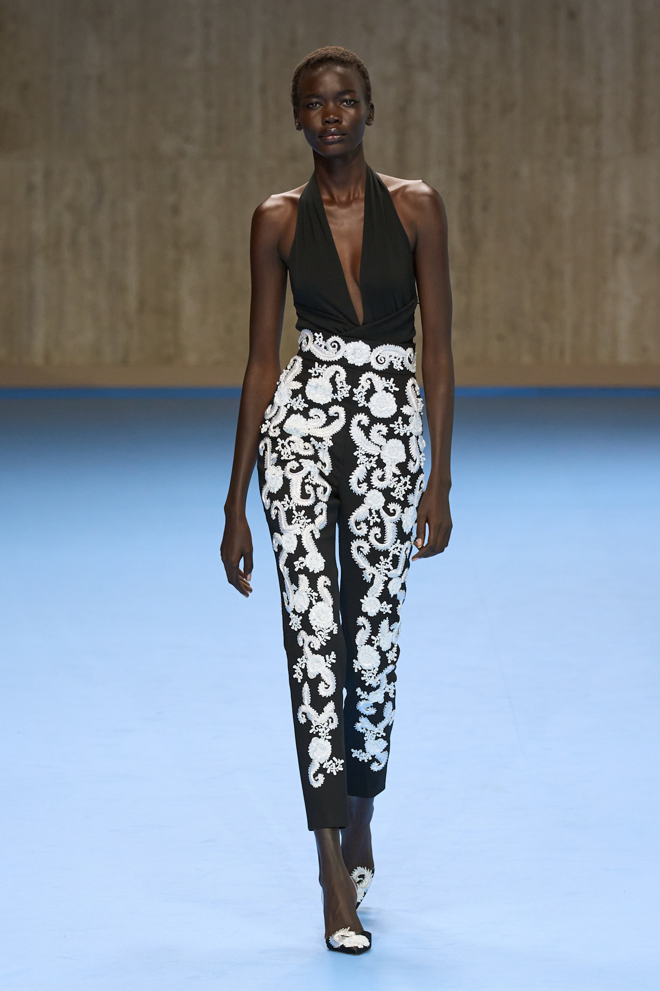 الجمبسوت صيحة صيف 2025 بأسلوب Carolina Herrera